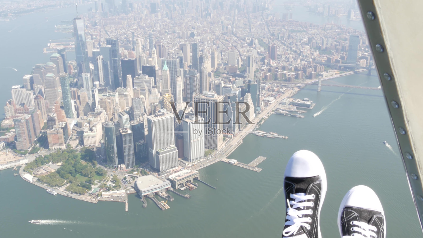 纽约市直升机飞行,曼哈顿,美国。脚穿运动鞋,腿部穿着鞋子的自拍视角照片摄影图片