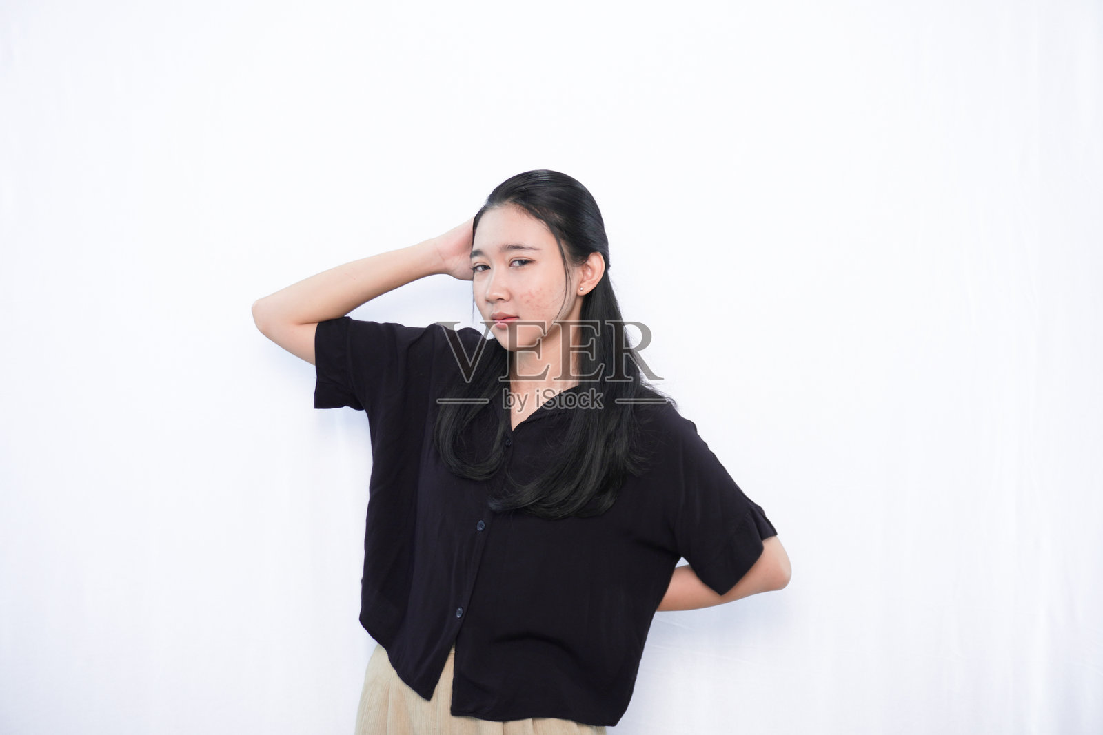 黑衣女子的表情照片摄影图片