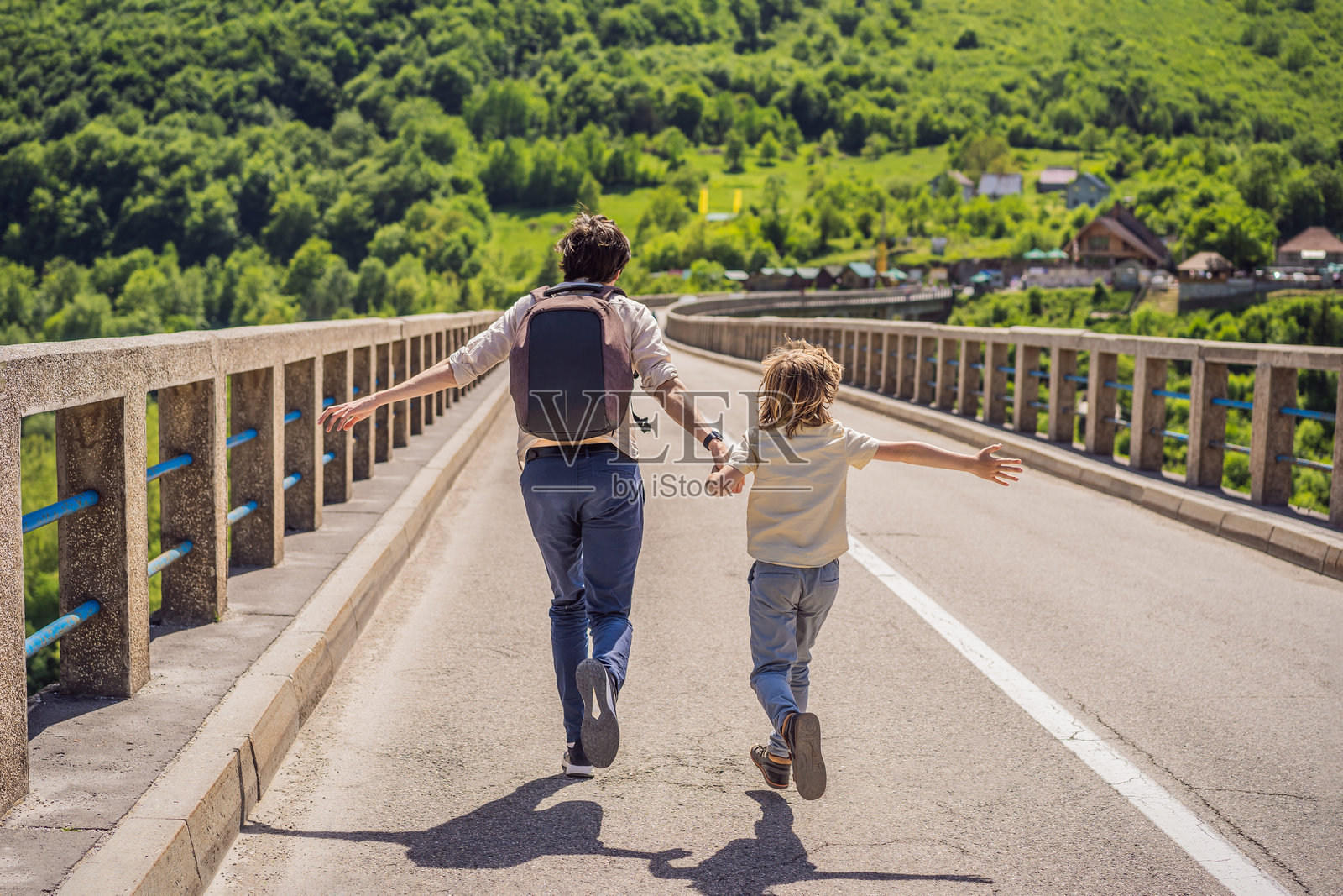 黑山。父子游客在塔拉河上的朱尔杰维奇桥背景下。探索黑山的旅行概念。黑山的景点 一位坐在咖啡桌旁的不满女孩的肖像照片摄影图片
