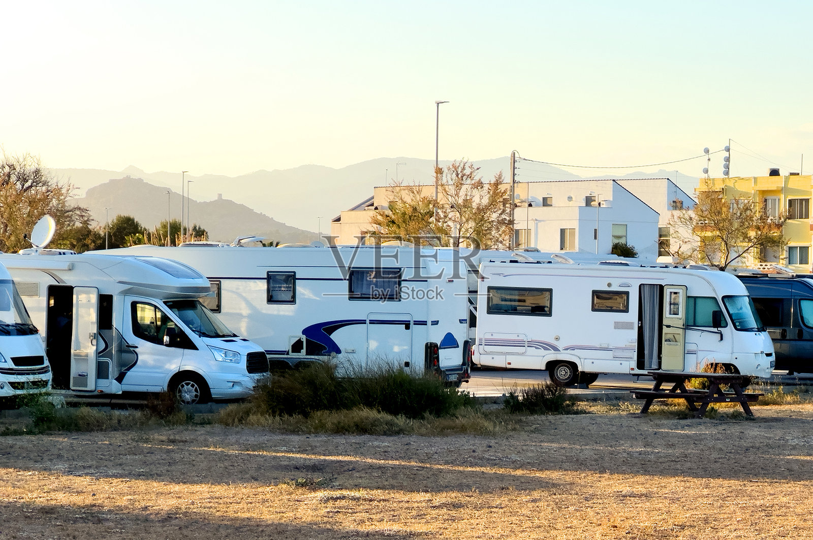 卡萨布兰卡海滩的房车区域。照片摄影图片