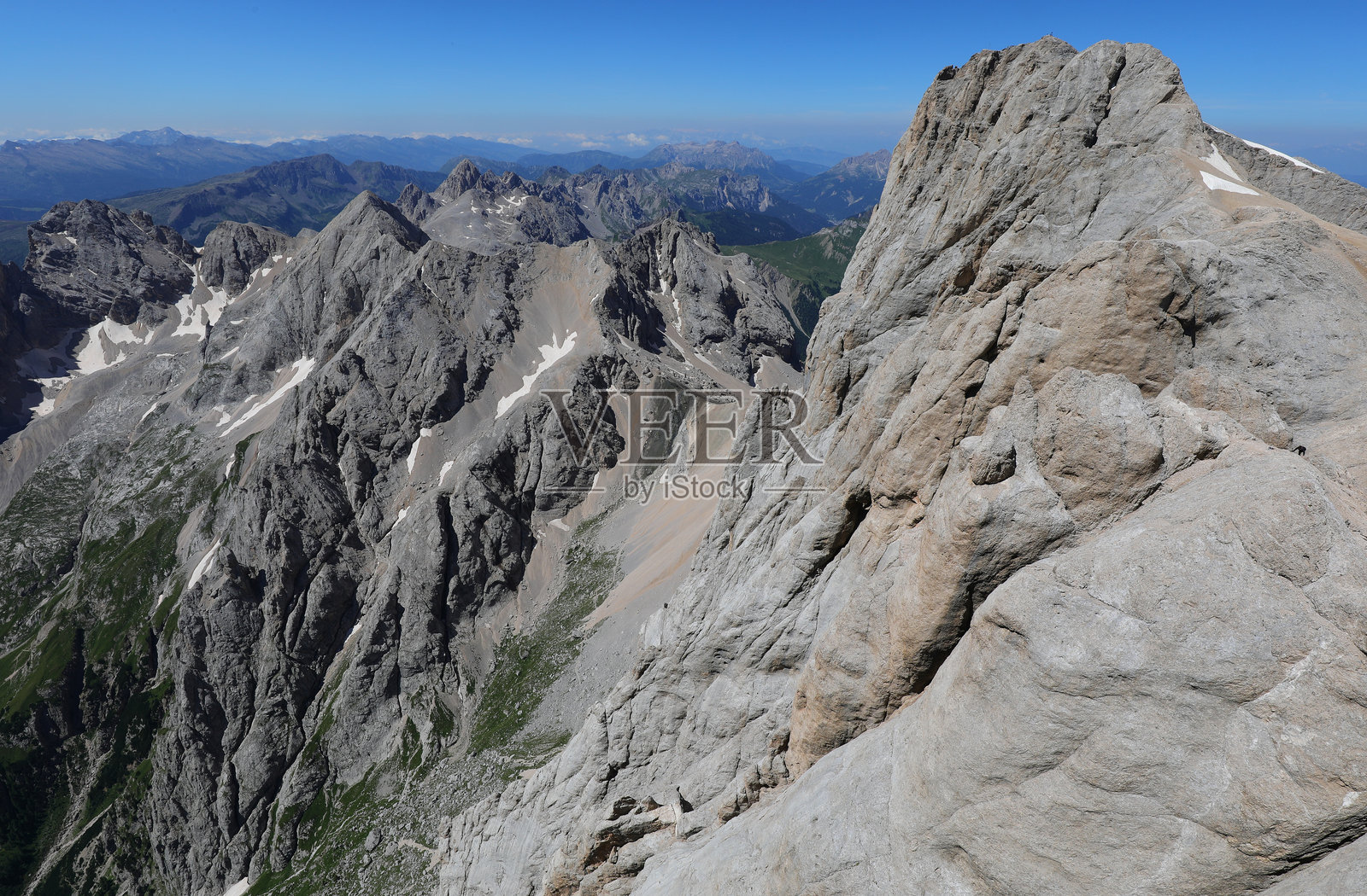 从意大利北部的马尔莫拉达山看到的阿尔卑斯山全景照片摄影图片
