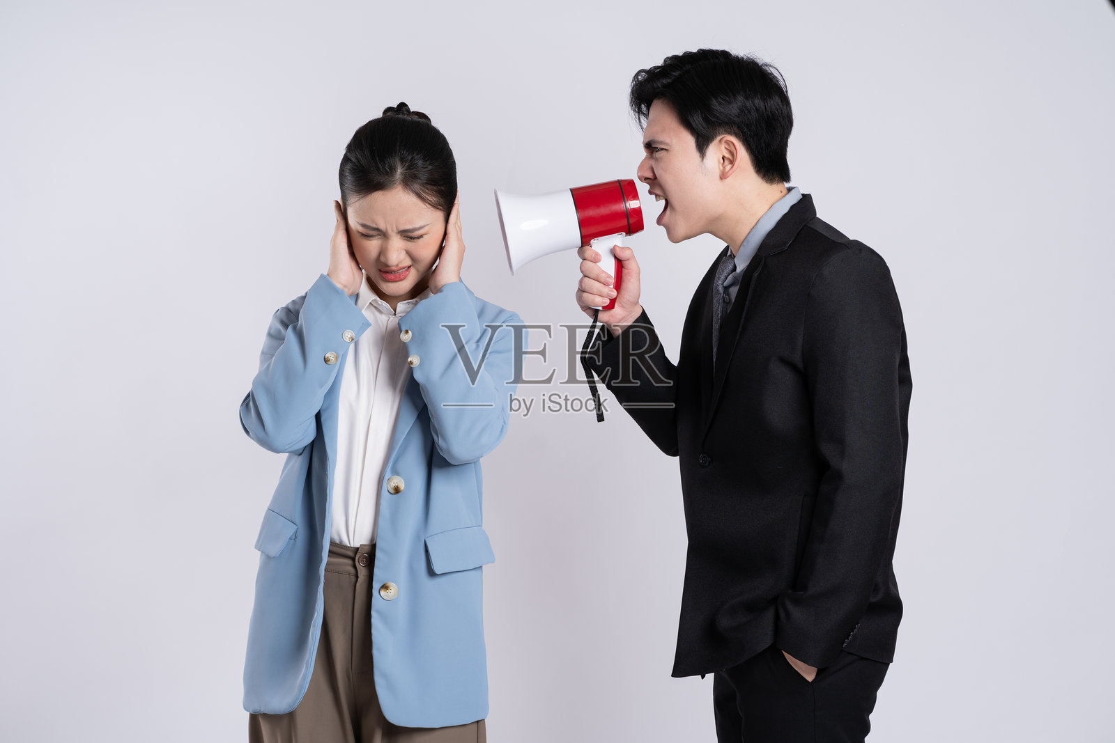 一对亚洲商业夫妇在白色背景前摆姿势照片摄影图片