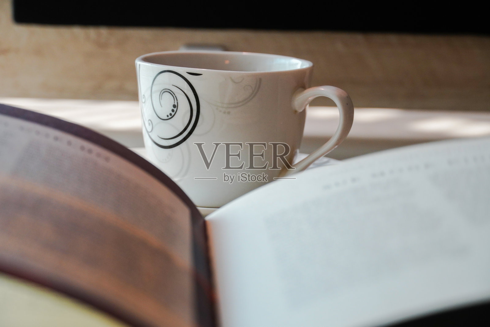 木桌上放着一杯茶和几本书照片摄影图片