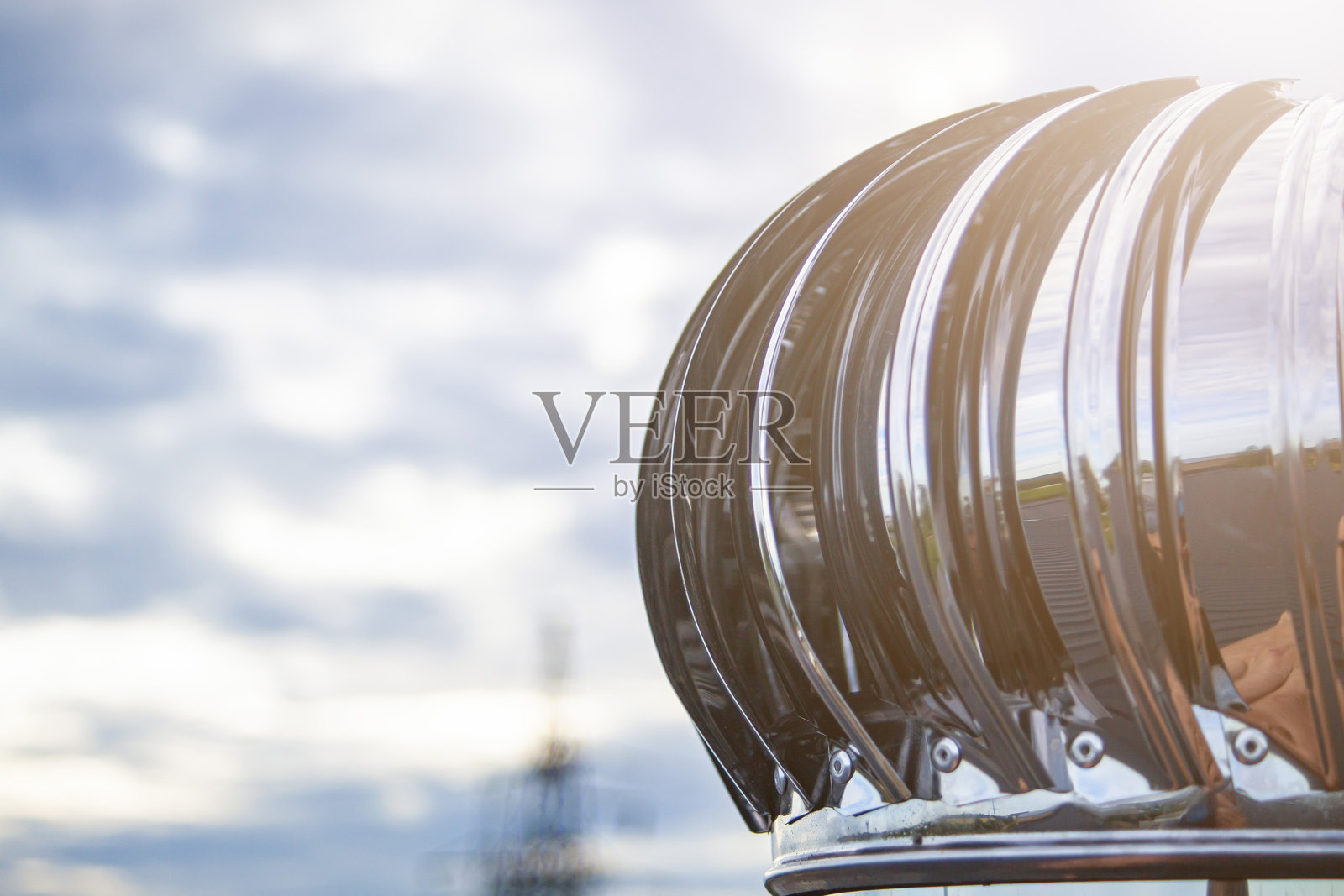 建筑屋顶上的不锈钢挡板,连接到排气系统和供气阀,执行工业车间的通风功能照片摄影图片