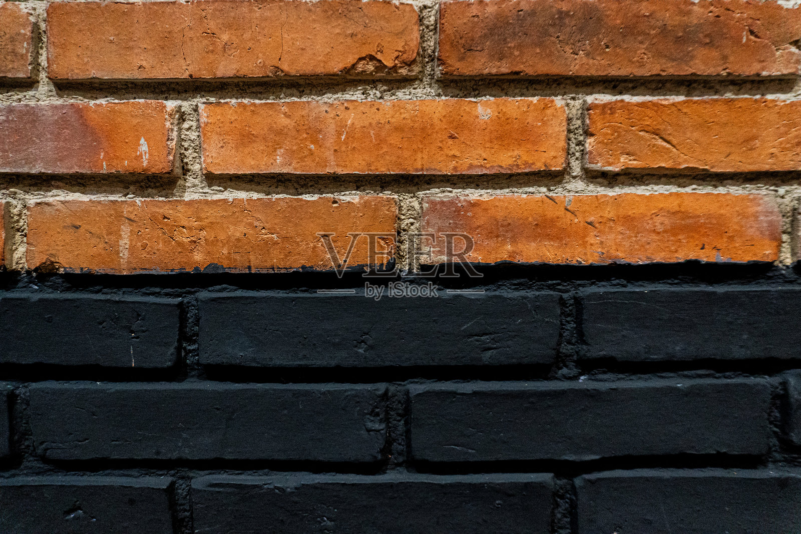 一面有两种对比色的砖墙。照片摄影图片