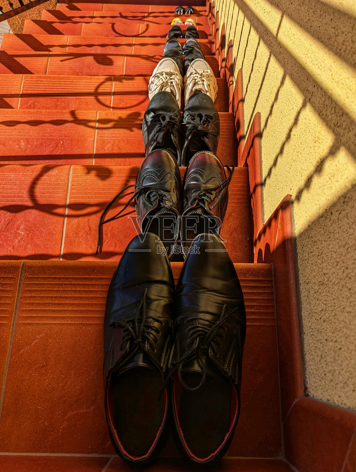 一个大家庭的鞋子放在楼梯上照片摄影图片