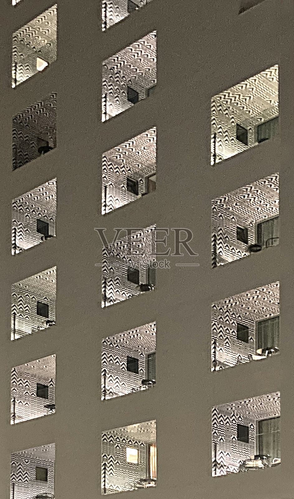 夜晚的公寓楼照片摄影图片