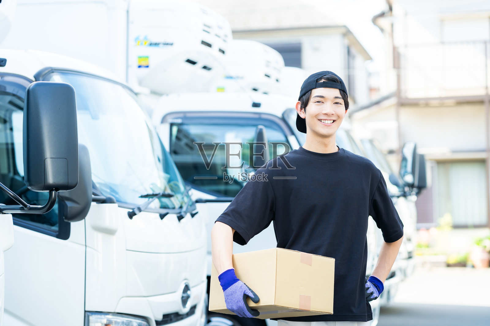 年轻人在仓库工作照片摄影图片