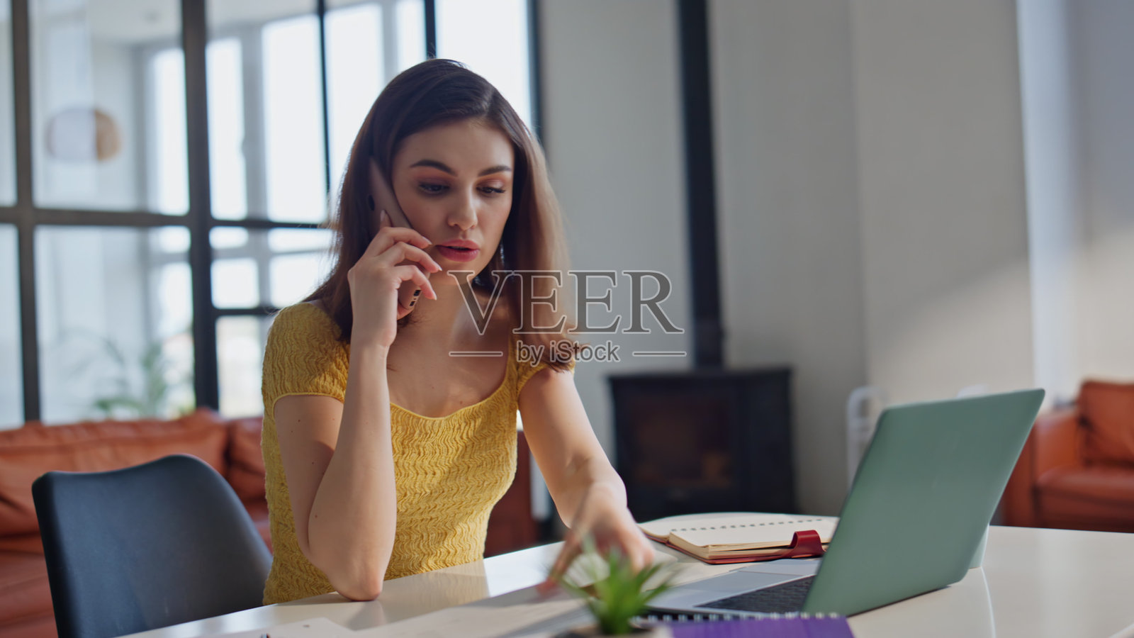 不满的首席执行官在办公室里打电话抱怨,手中拿着文件特写。照片摄影图片