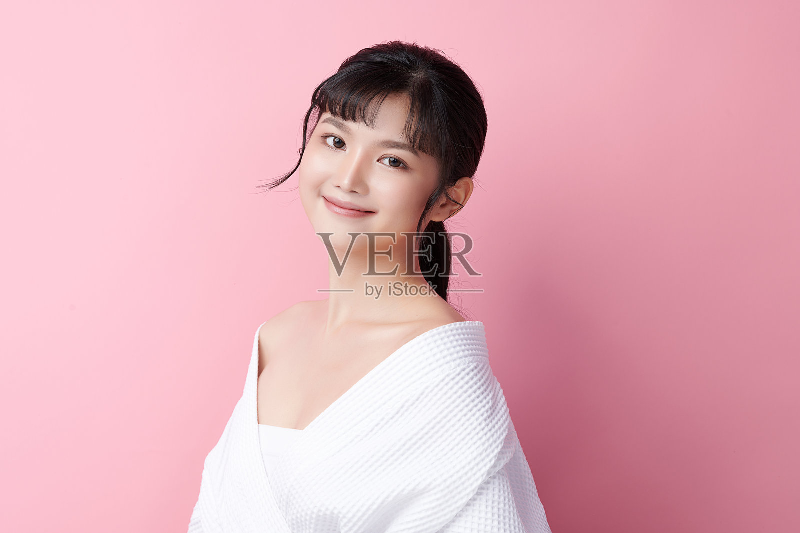 美丽的年轻亚洲女性,皮肤洁净清新,背景为粉色,面部护理,面部治疗,美容学,美容与水疗,亚洲女性肖像。照片摄影图片