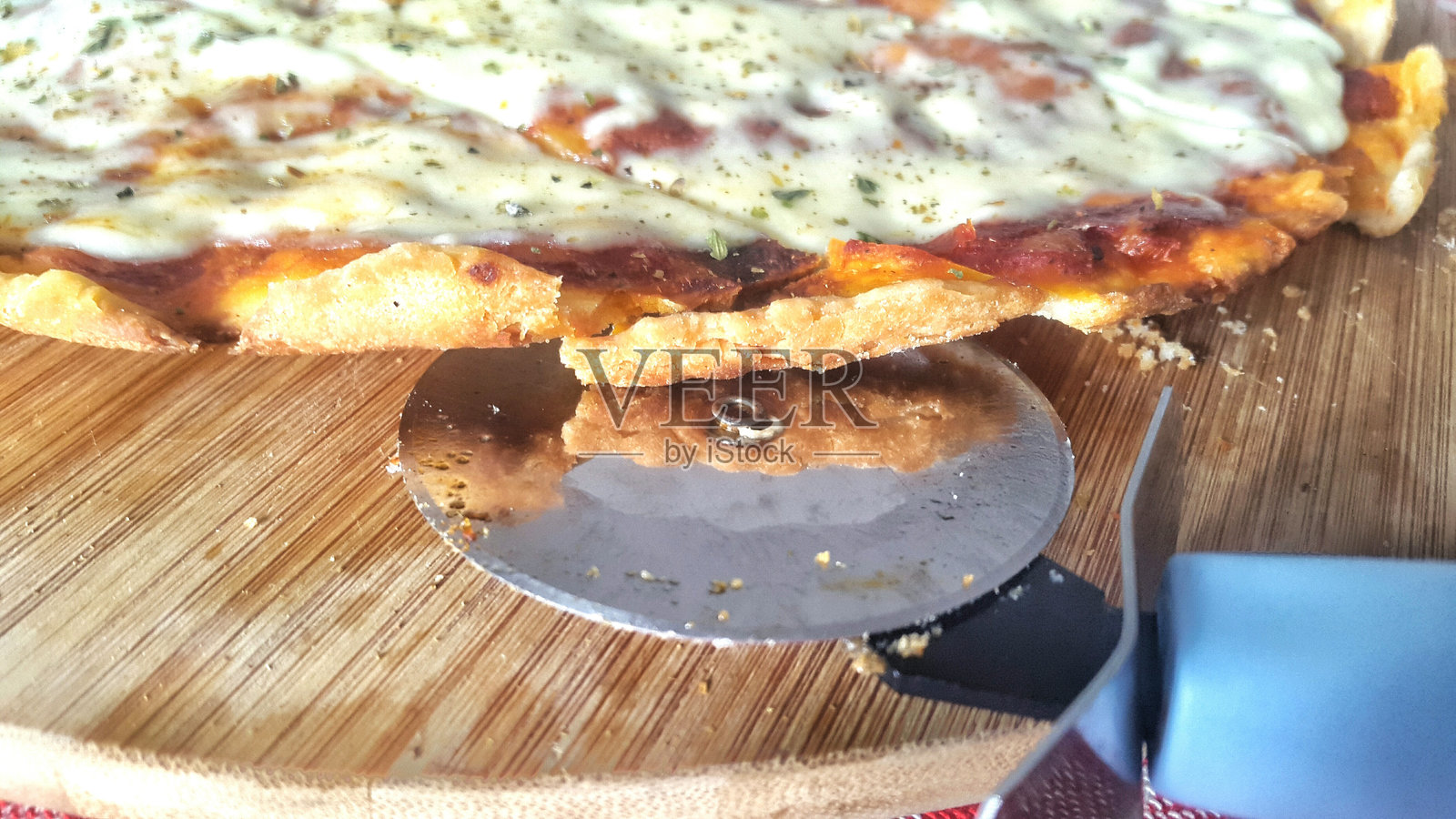 高角度视图的披萨与切割板上的切刀照片摄影图片
