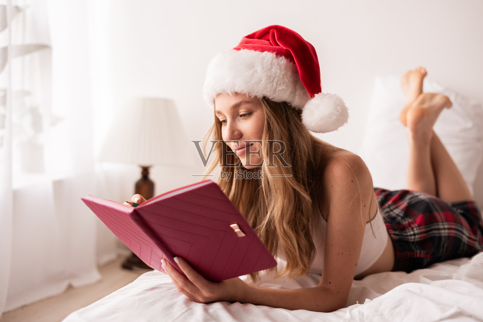 圣诞早晨,女人在梦中与日记相伴照片摄影图片