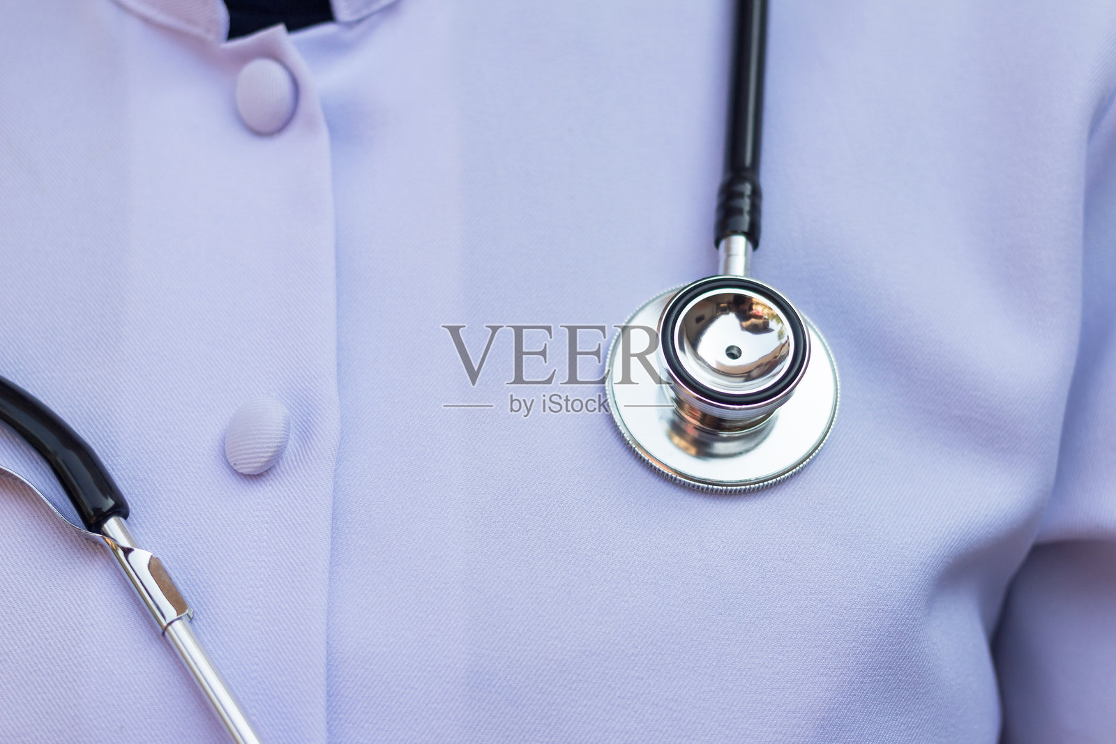 医院中佩戴听诊器的医生的中段照片摄影图片