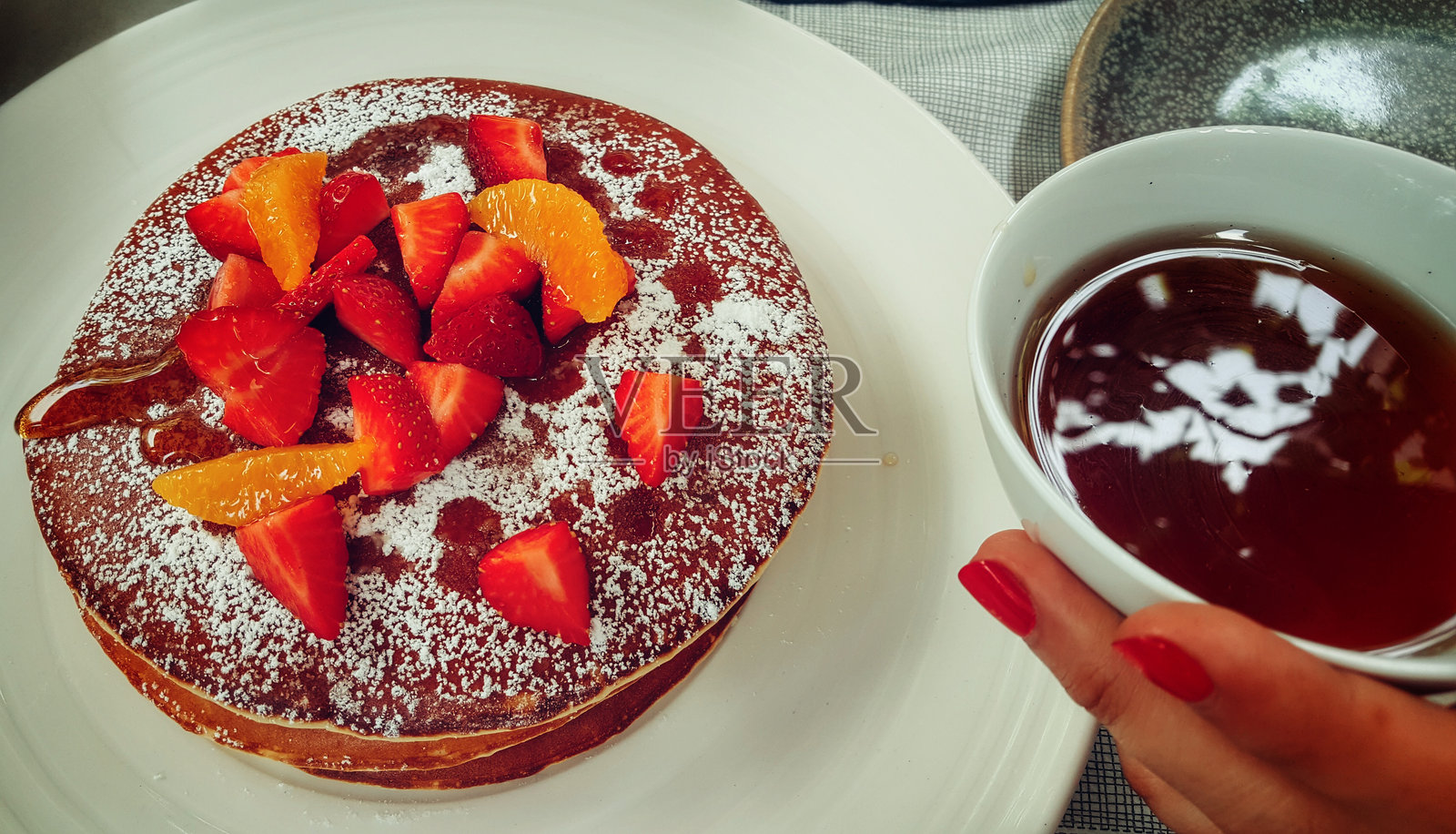 女人们享用煎饼的特写图像照片摄影图片