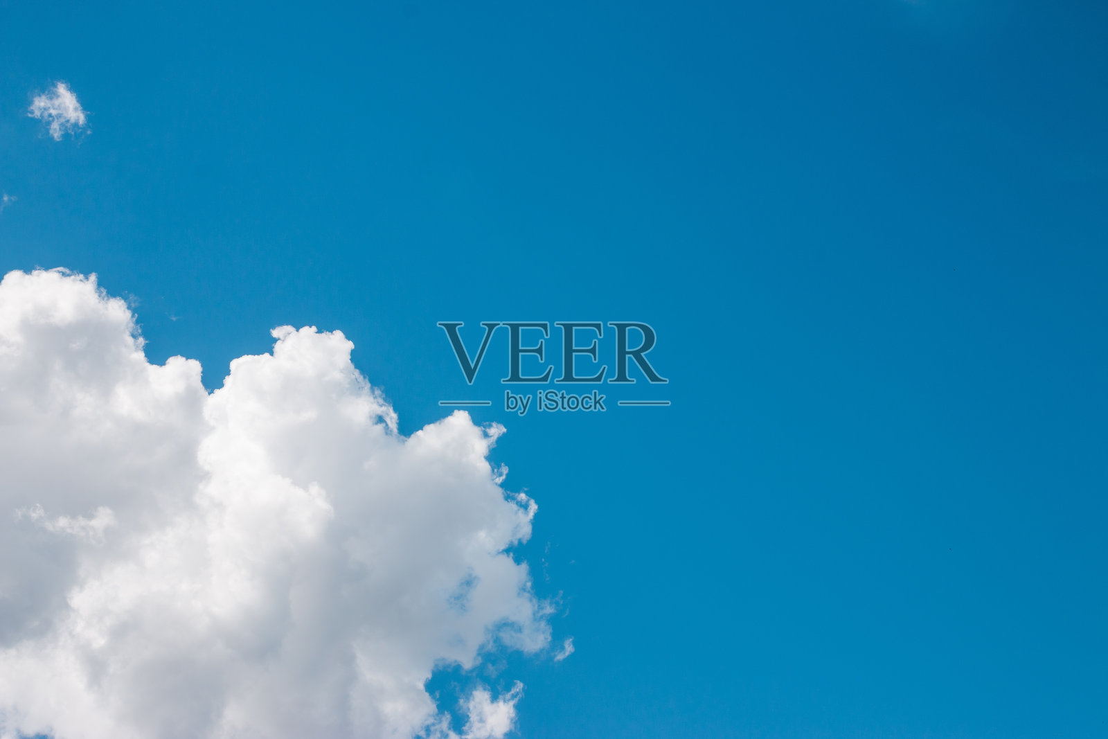 蓝天中云朵的低角度视图照片摄影图片