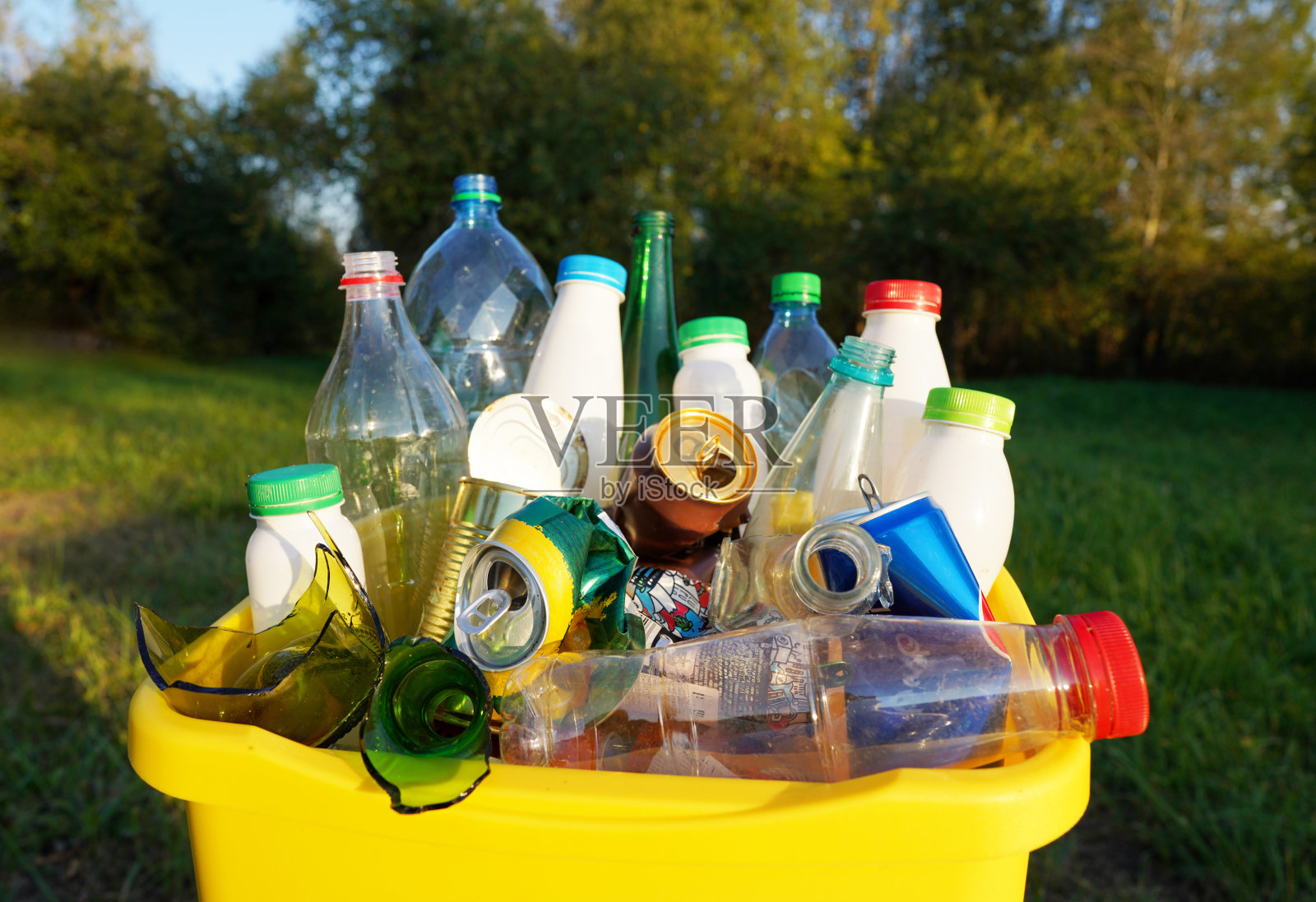 废物容器中的瓶子。废物分类以便回收。照片摄影图片
