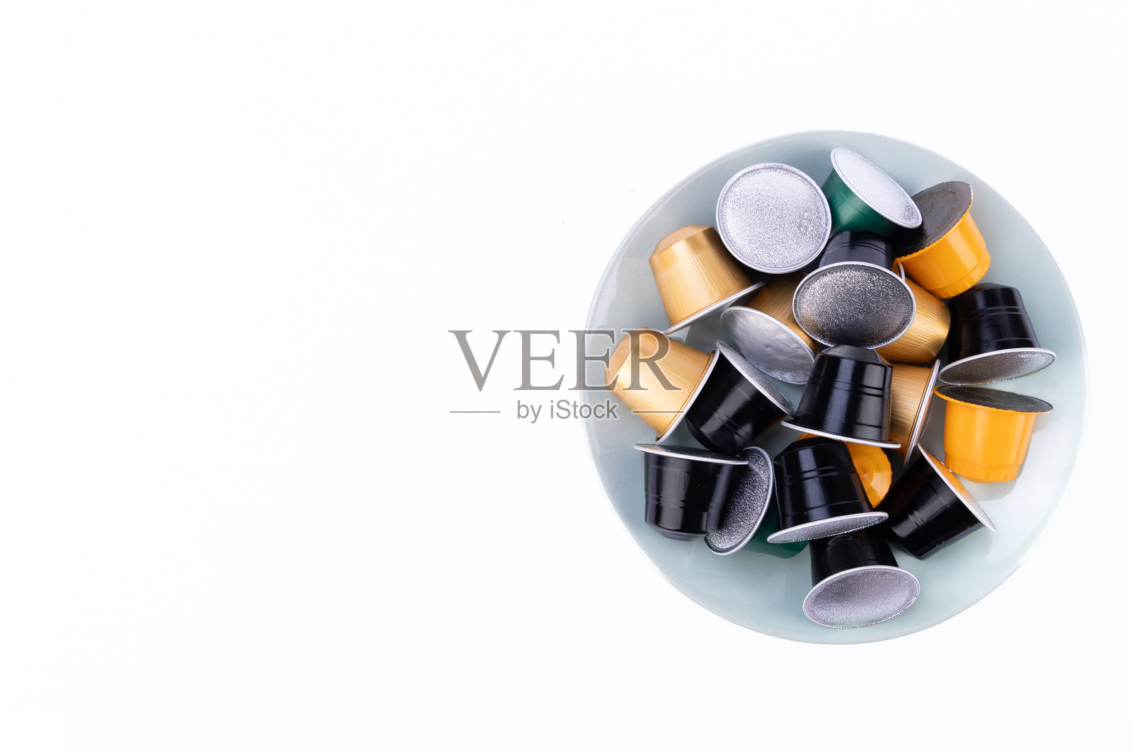 白色盘子上的五彩咖啡胶囊鸟瞰图照片摄影图片