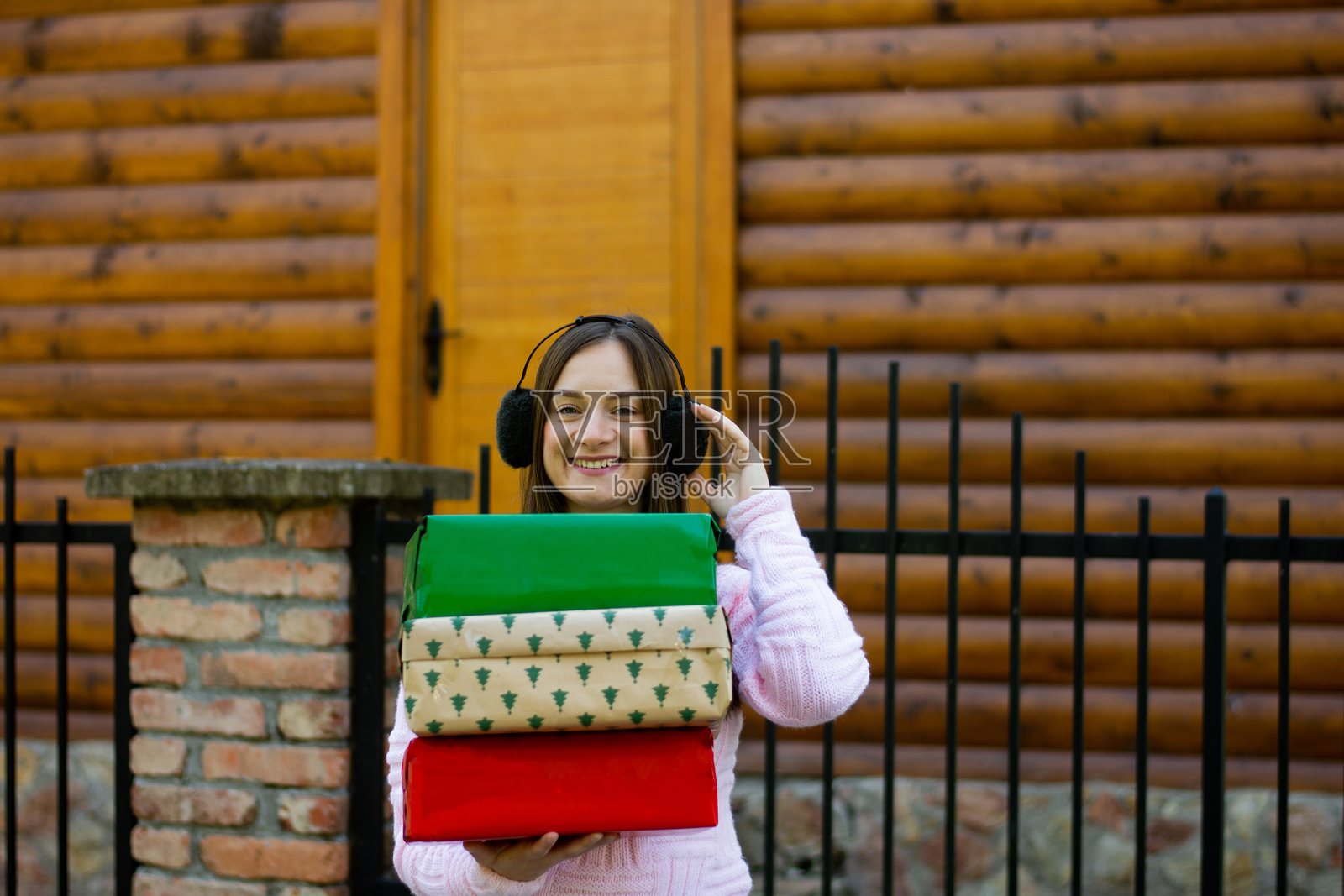 微笑的女性手持圣诞礼物的肖像照片摄影图片