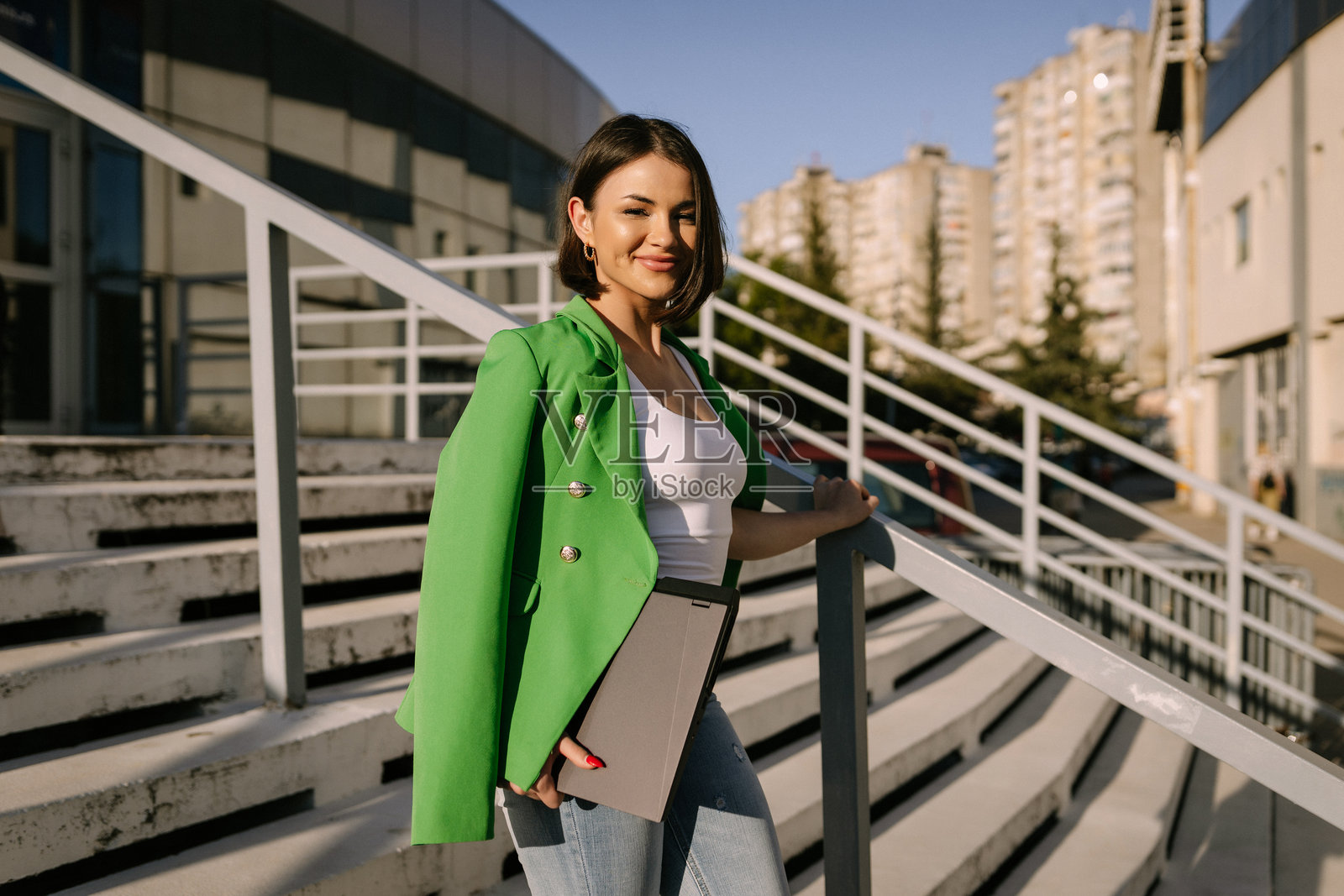 微笑的女商人在办公大楼前照片摄影图片
