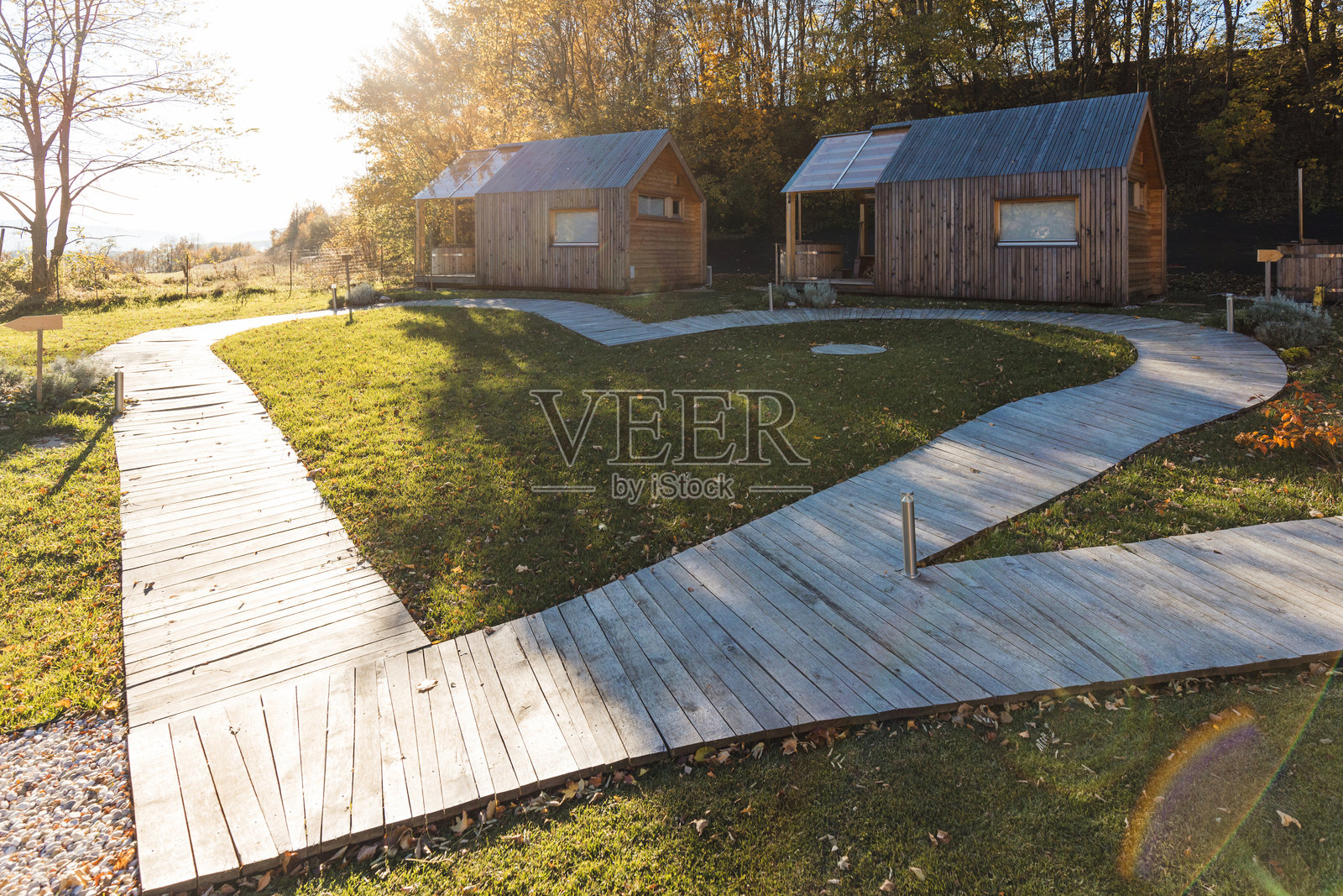 豪华露营公园,木屋与露台上的热水浴缸俯瞰美丽的风景照片摄影图片