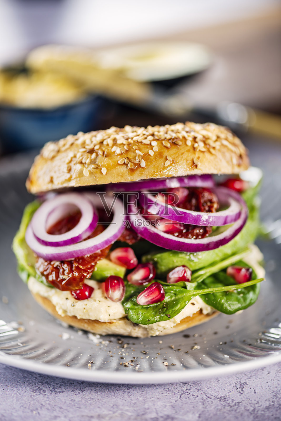 涂有鹰嘴豆泥和鳄梨的贝果照片摄影图片