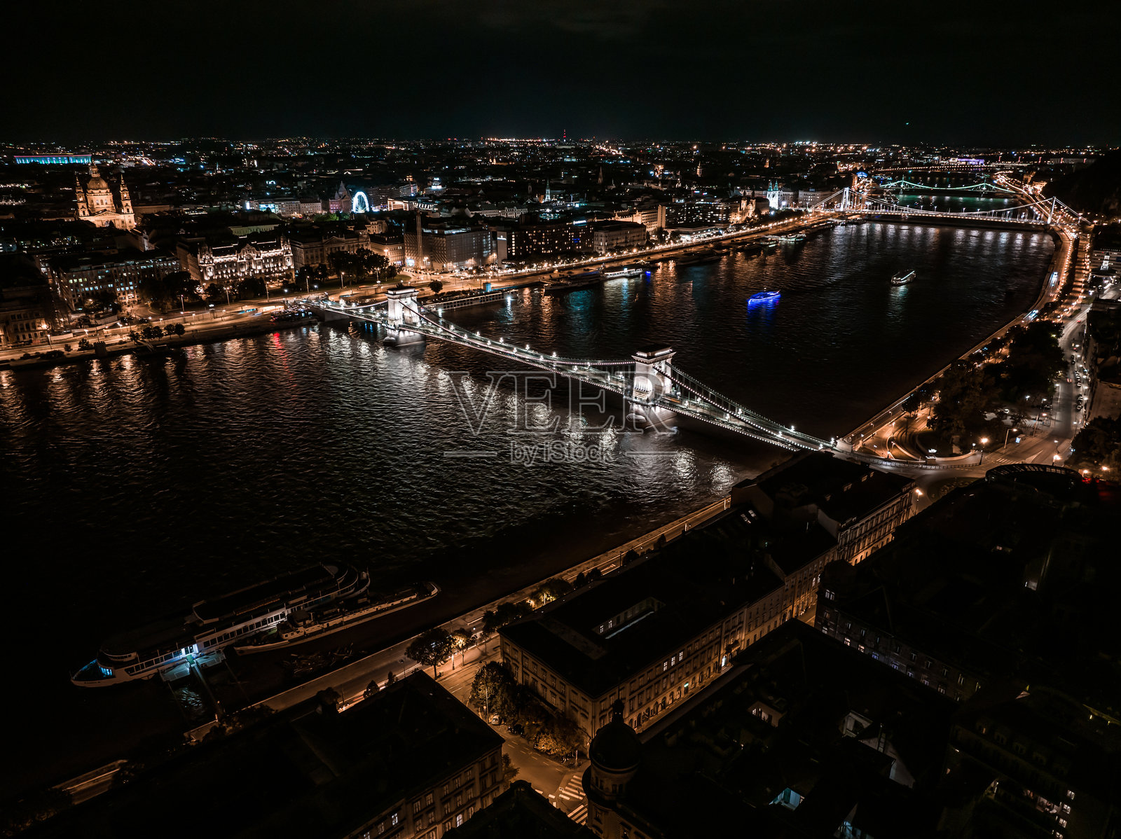 布达佩斯夜景的鸟瞰图。照片摄影图片