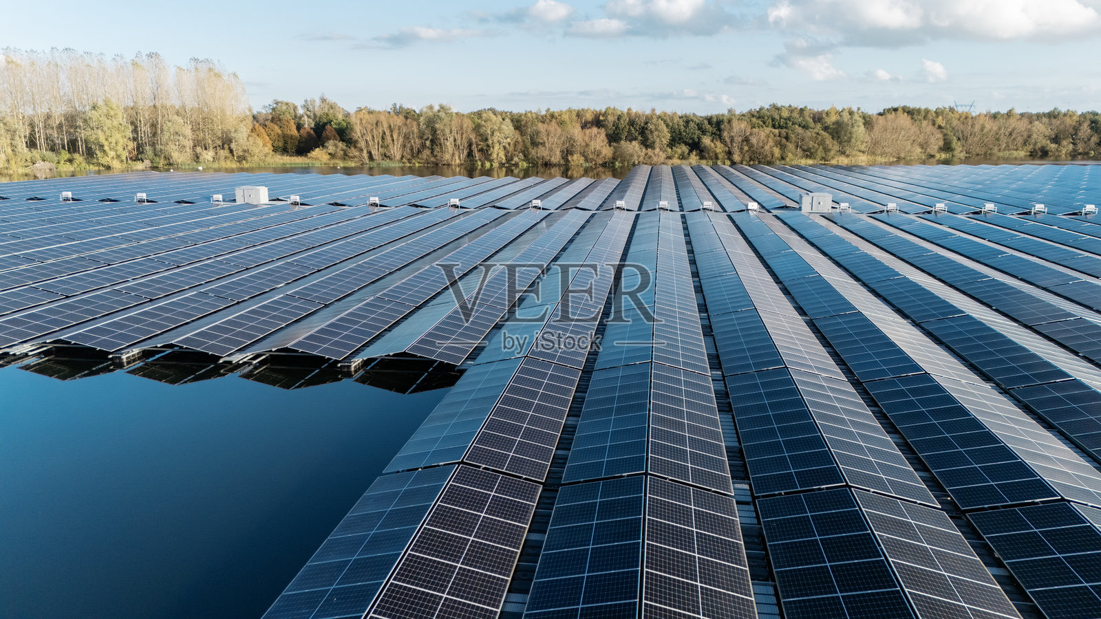湖面上独特的户外太阳能电池板场地的鸟瞰图照片摄影图片