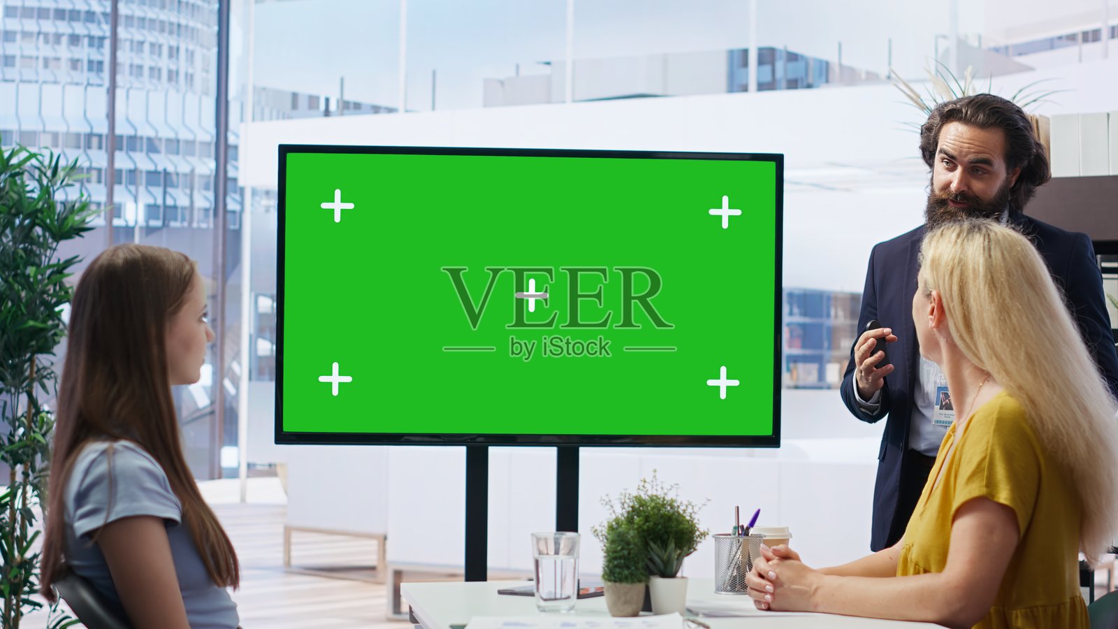 金融顾问在绿幕前进行演示照片摄影图片