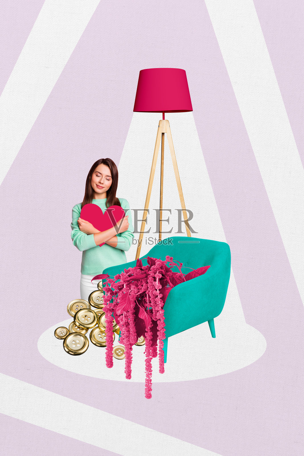 年轻迷人的女性在家居室内的沙发上,手握心形物品,展现出梦幻般的感觉,周围有平底灯和艺术拼贴画。照片摄影图片