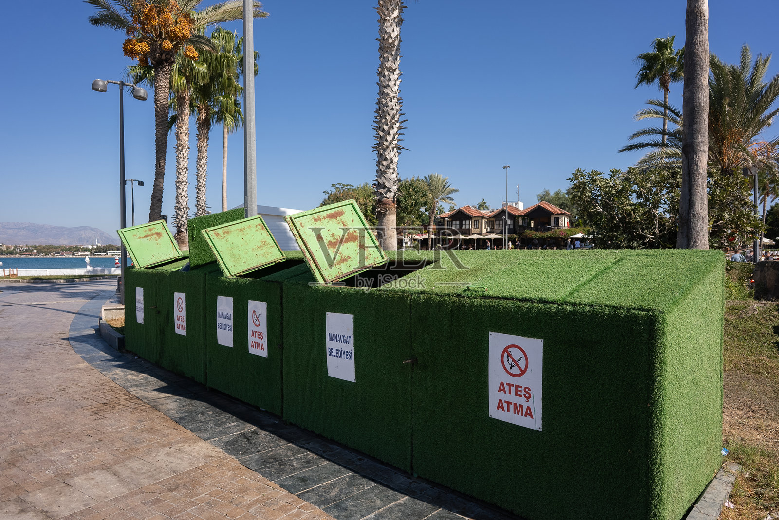 街角用于垃圾分类的大型垃圾箱照片摄影图片