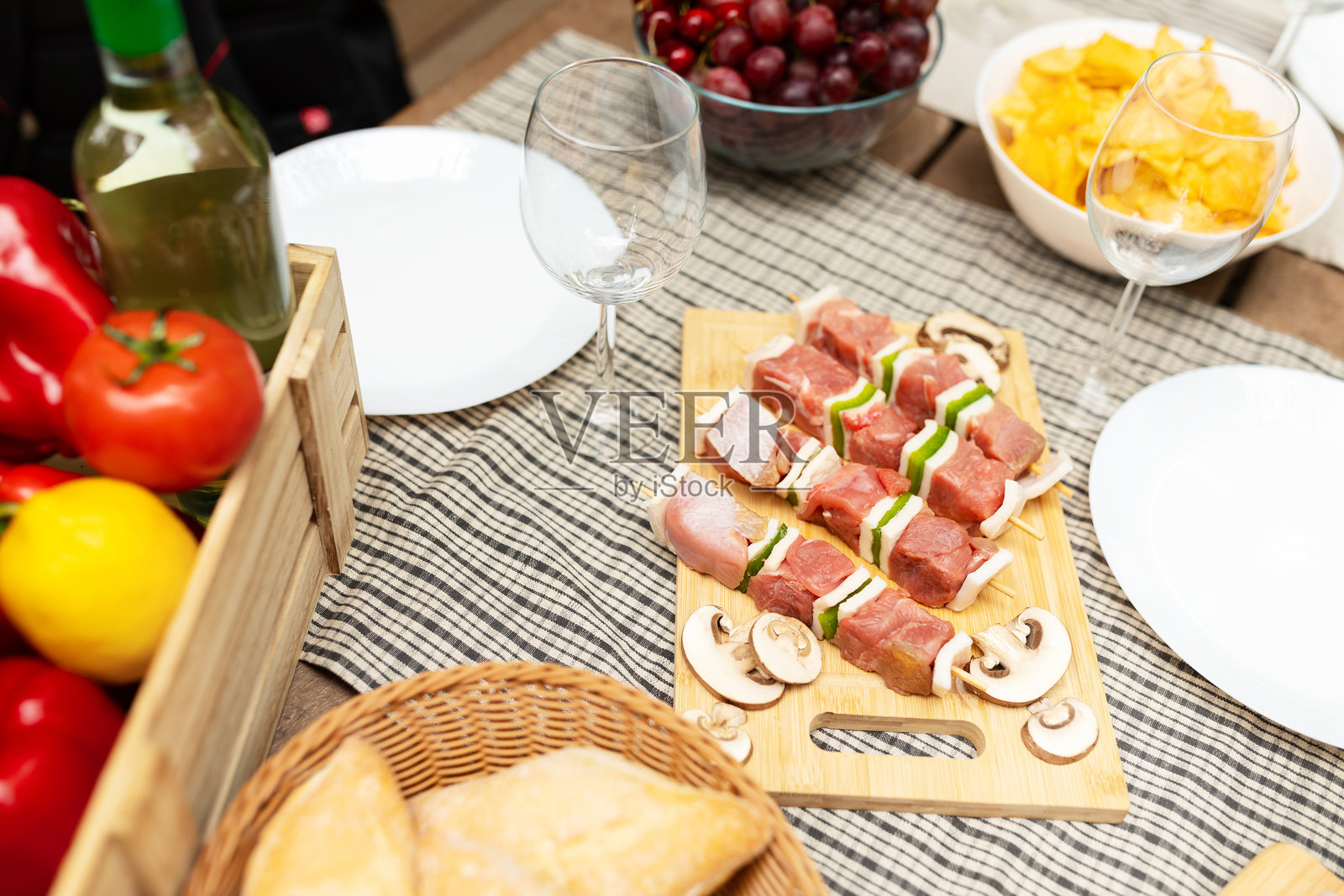 夏季聚会, rustic 桌子上摆满新鲜食物、葡萄酒和水果照片摄影图片
