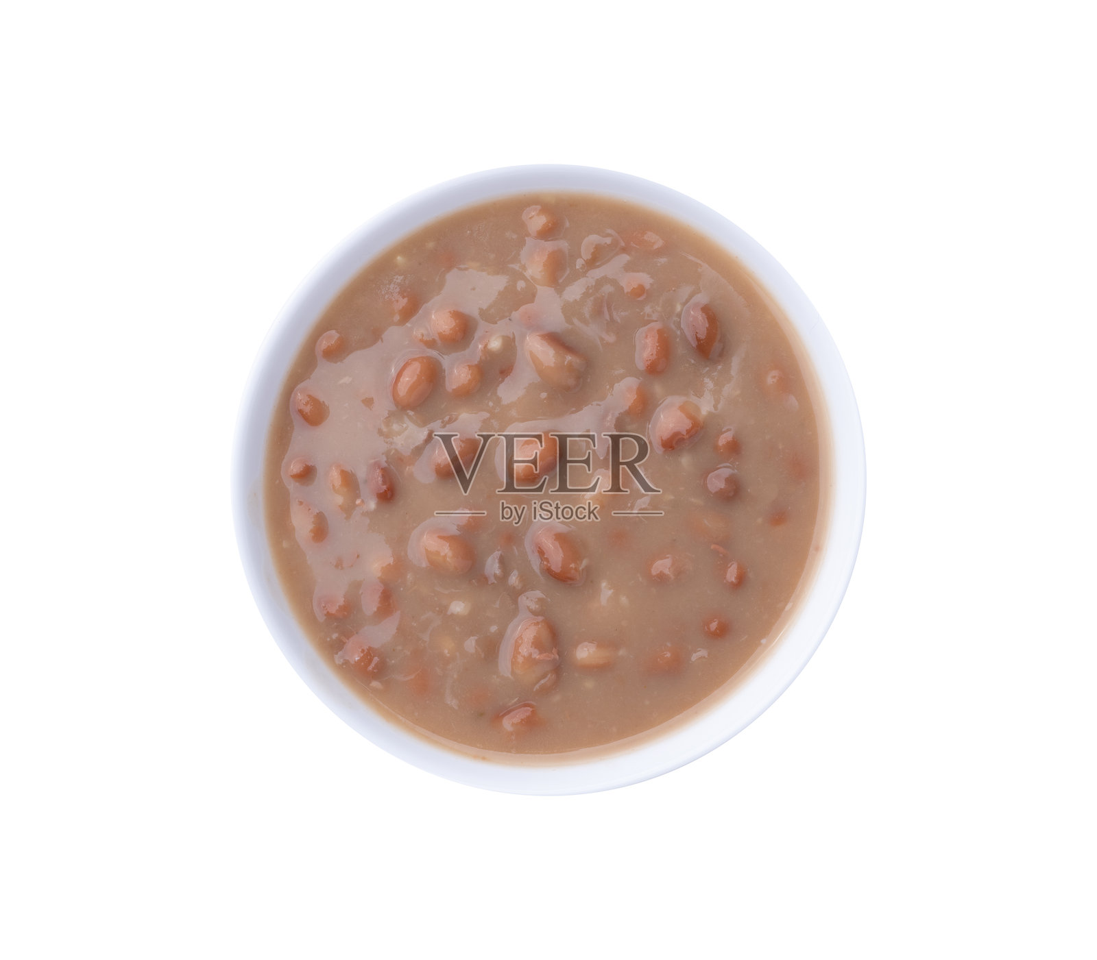 白色背景下的碗中盛着熟棕色豆子照片摄影图片