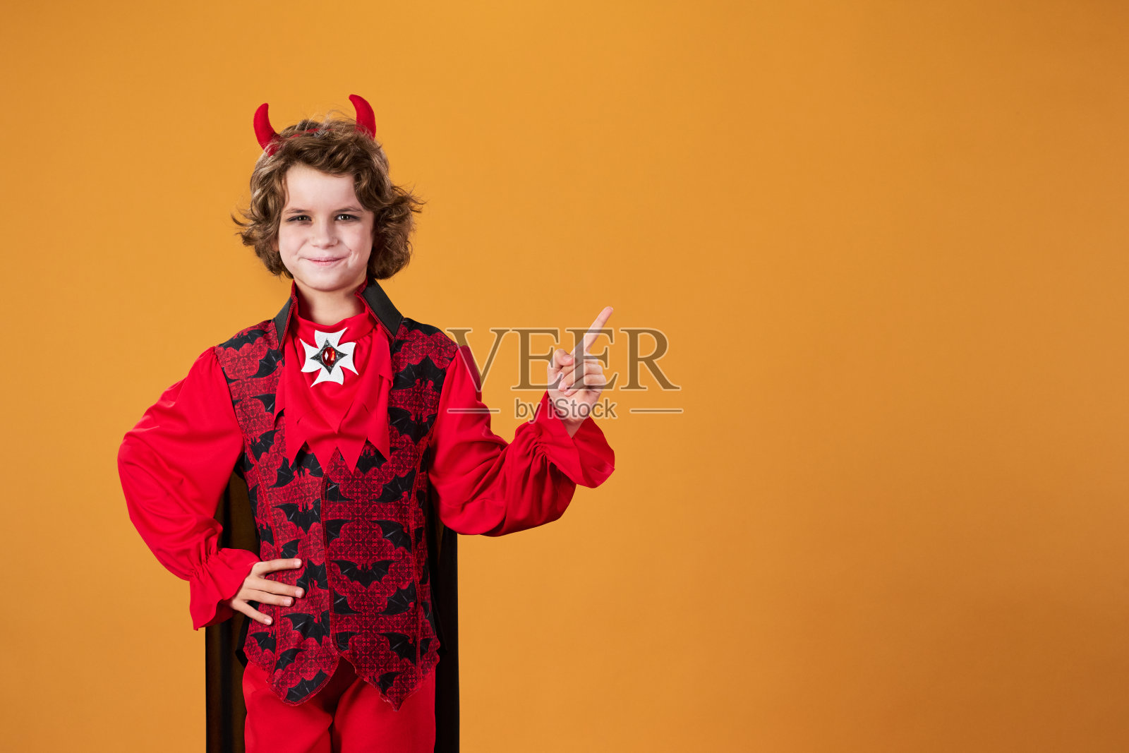 小吸血鬼指着空白处照片摄影图片