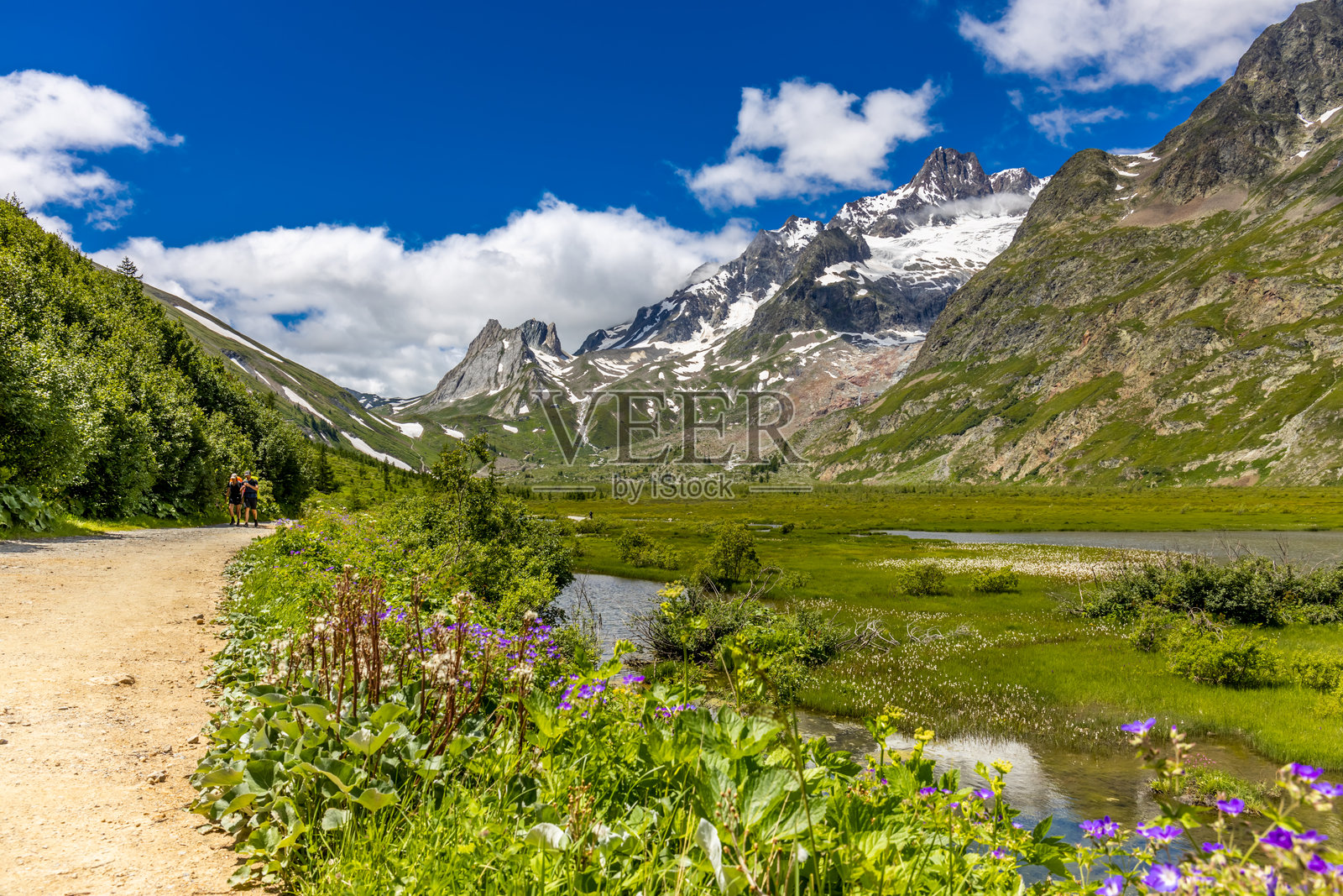 意大利库尔马耶尔的瓦尔维尼,阿尔卑斯山的勃朗峰徒步旅行山景照片摄影图片
