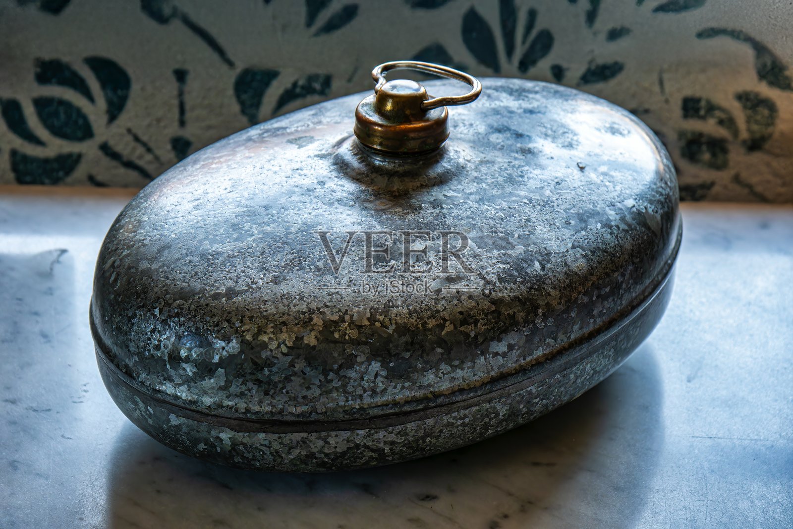 旧锌制热水瓶,带黄铜瓶盖照片摄影图片