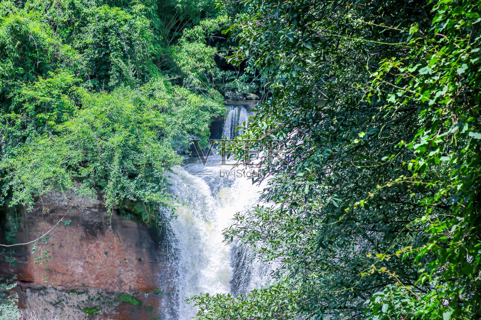 美丽的山中树木与蓝天背景。照片摄影图片