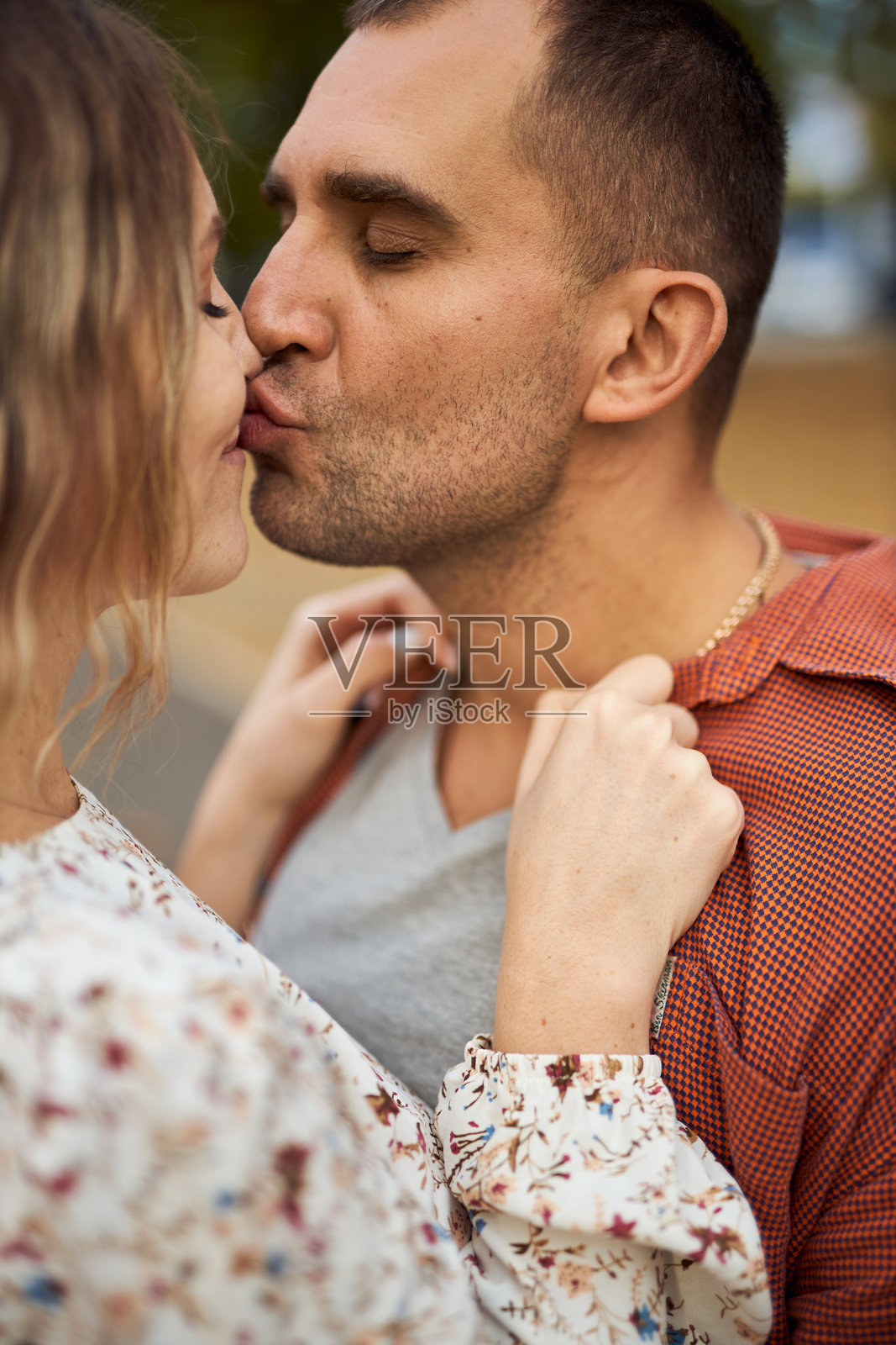 美丽快乐的情侣相拥而笑,享受着他们的时光照片摄影图片