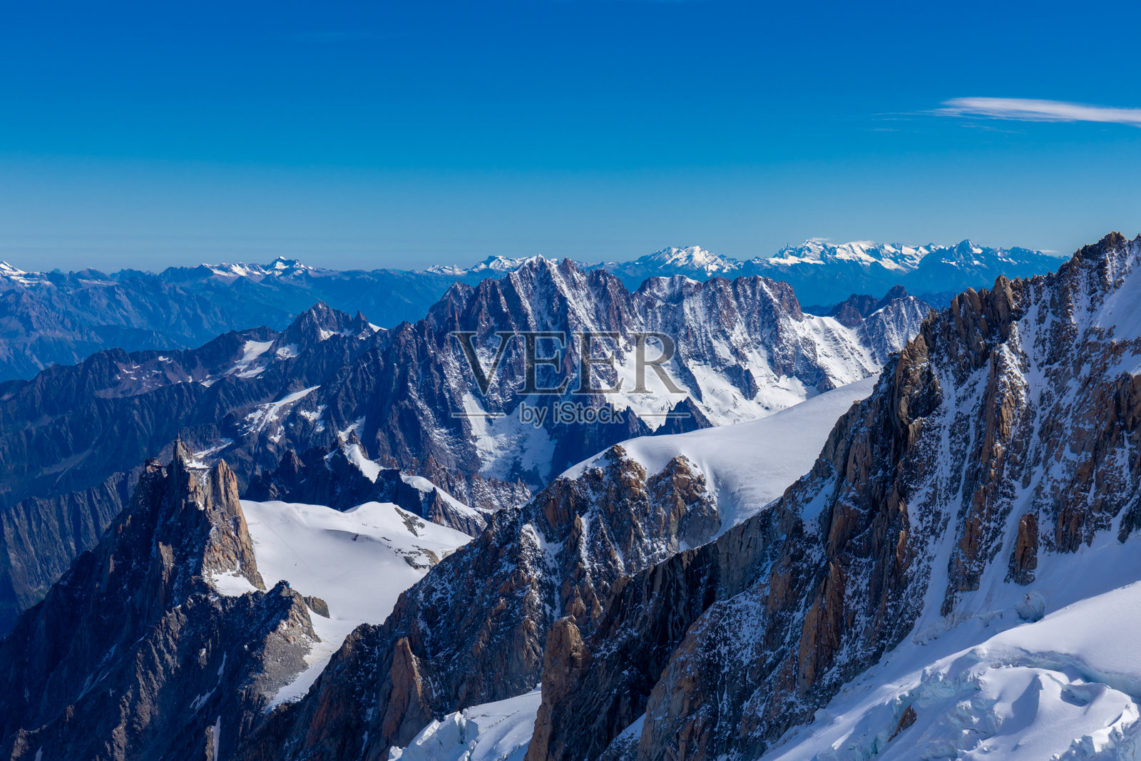 法国阿尔卑斯山的米迪峰,勃朗峰山脉照片摄影图片
