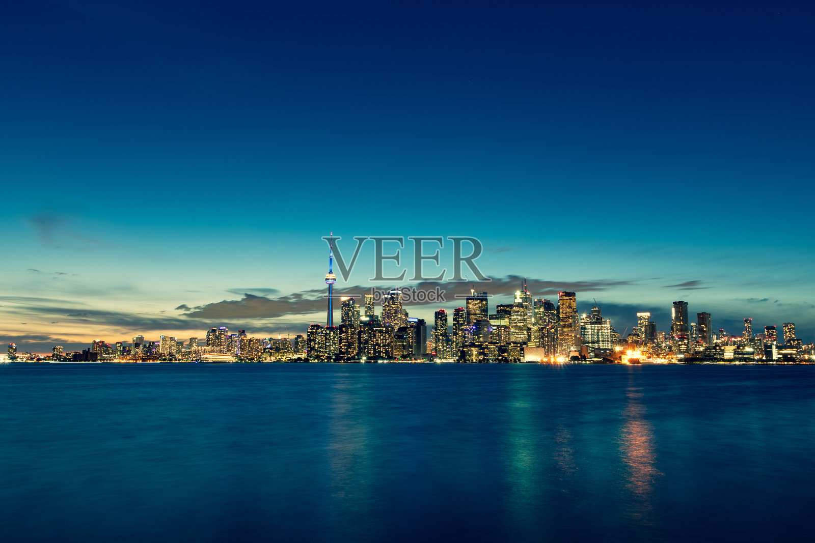 模糊的城市天际线图片,前景有水面照片摄影图片