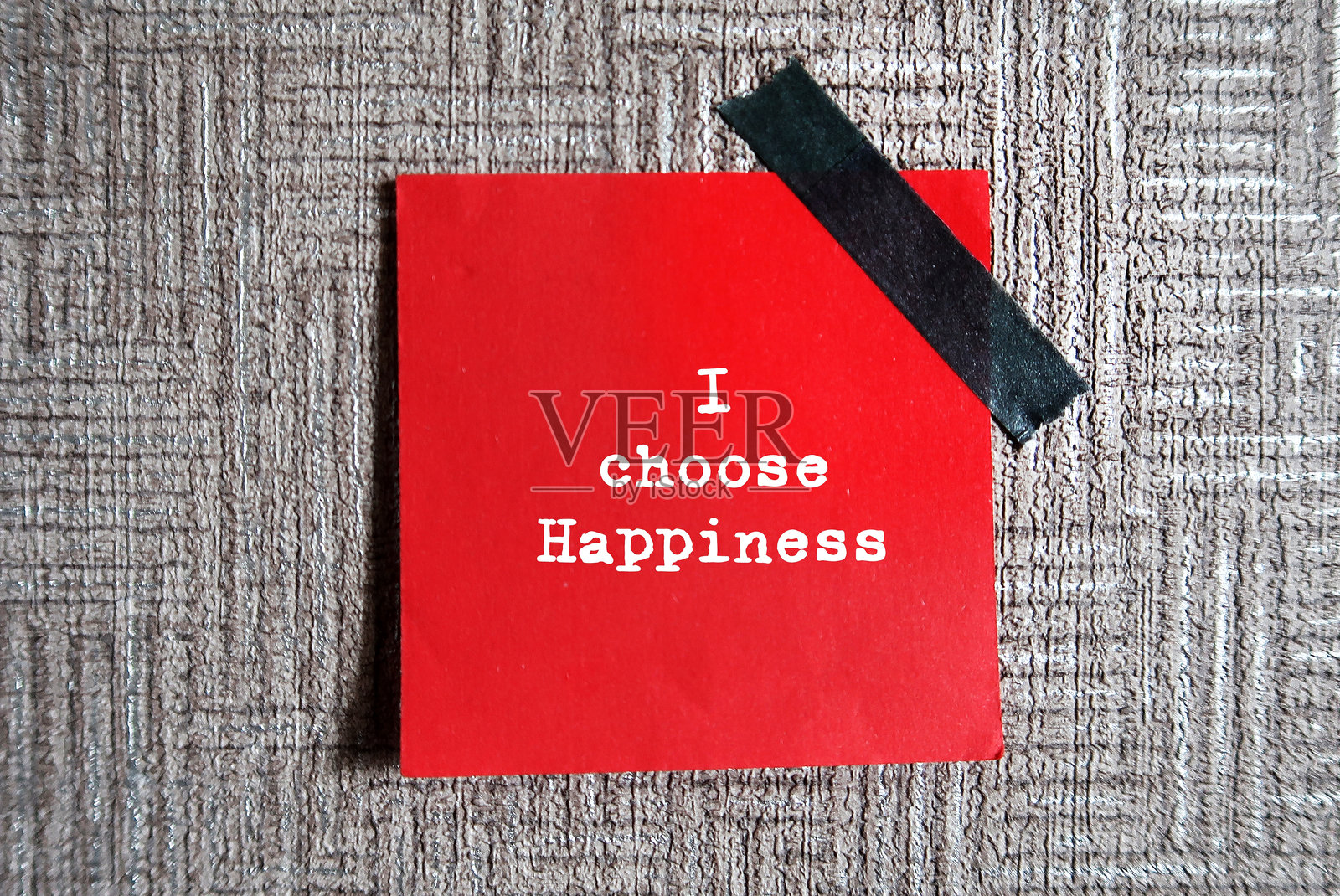 红色便签上写着“我选择快乐” - 积极的自我肯定,提升自爱和自我同情 - 快乐是一种选择,人们可以选择快乐。照片摄影图片