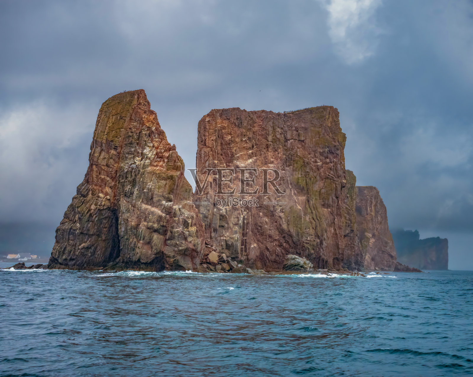 从海上俯瞰魁北克省加斯佩半岛的佩尔西岩石形成,景色令人惊叹照片摄影图片