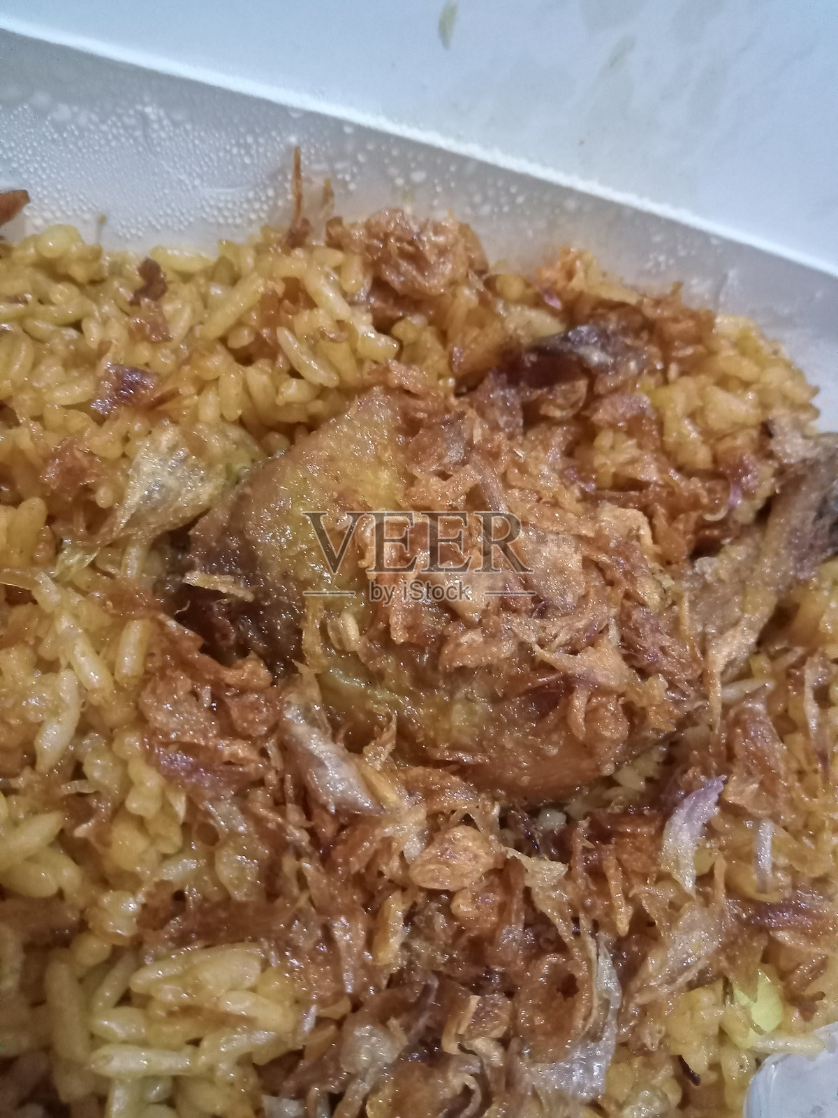 炒饭是一种用油、黄油或人造黄油炒制并混合的米饭食品。照片摄影图片