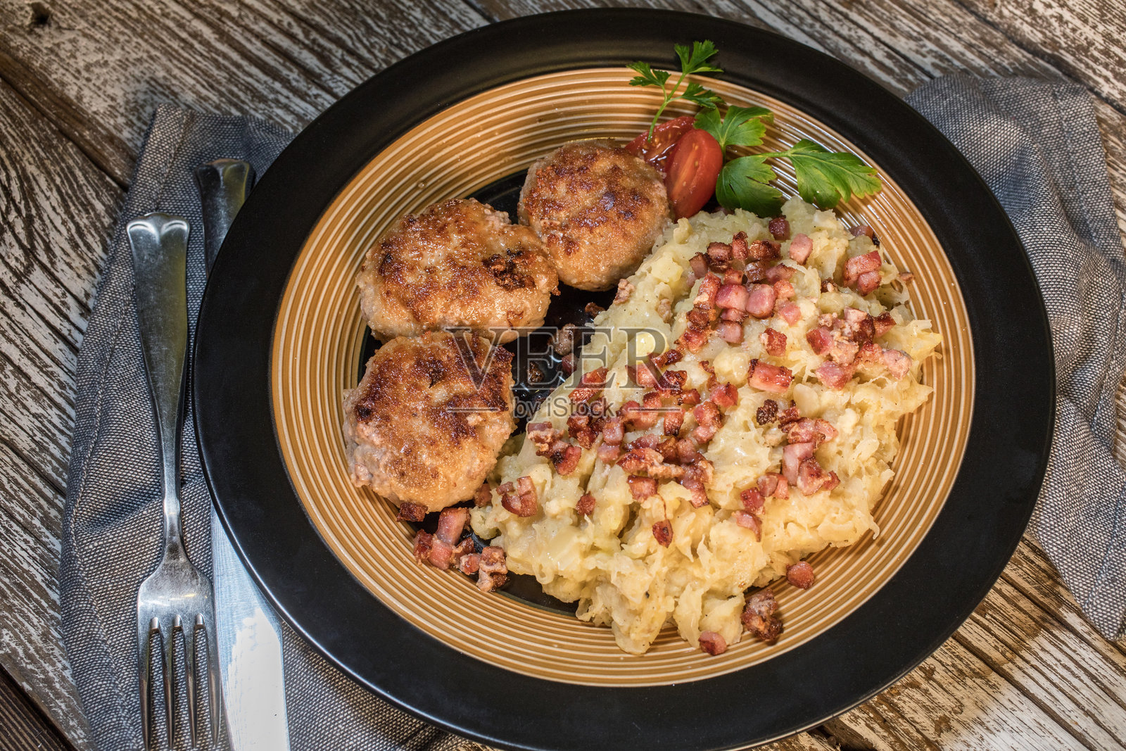 剁碎肉饼配煮酸菜。照片摄影图片
