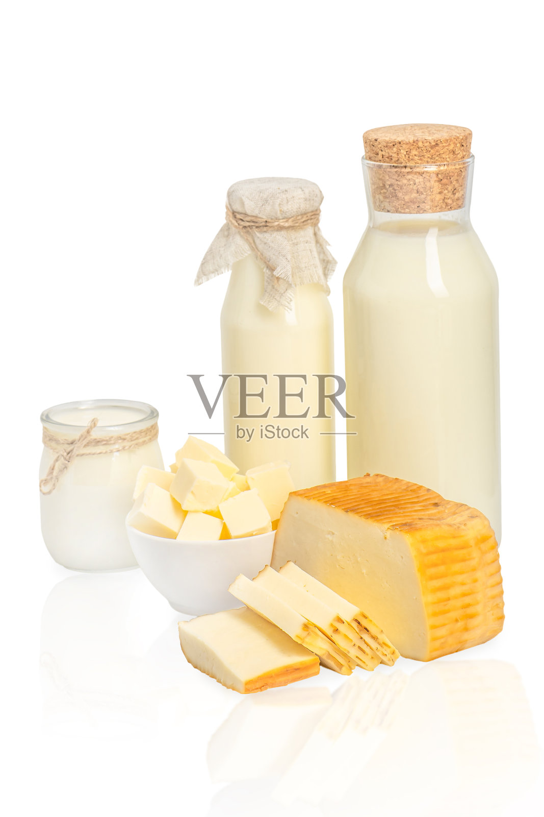 各种乳制品,包括奶酪、酸奶油和黄油,乳糖不耐受乳制品,背景为白色。照片摄影图片