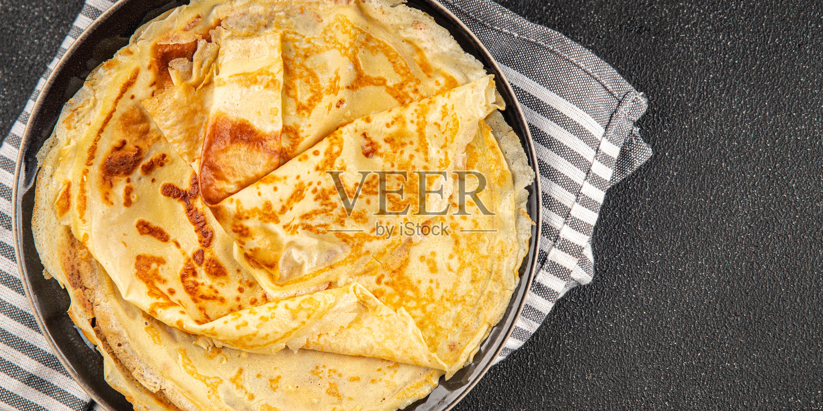 可丽饼甜早餐或甜点美味食品新鲜美味的美食背景在桌子上乡村风格的食物俯视图留白照片摄影图片