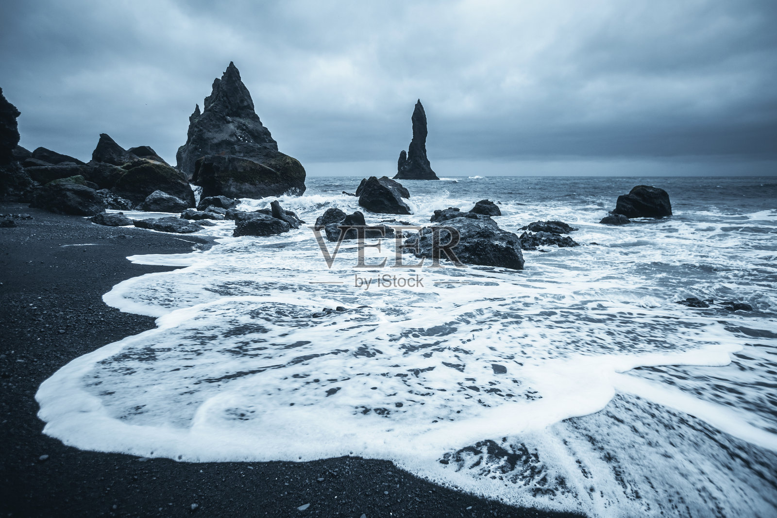 风暴汹涌的大西洋奇妙之地。地点:冰岛雷尼斯法拉海滩,欧洲。照片摄影图片