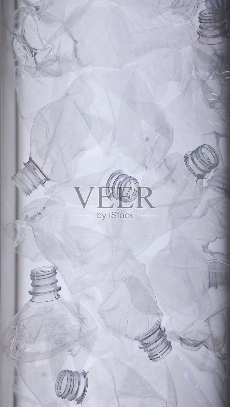 皱巴巴的旧塑料瓶。回收垃圾和塑料废物。生态照片摄影图片