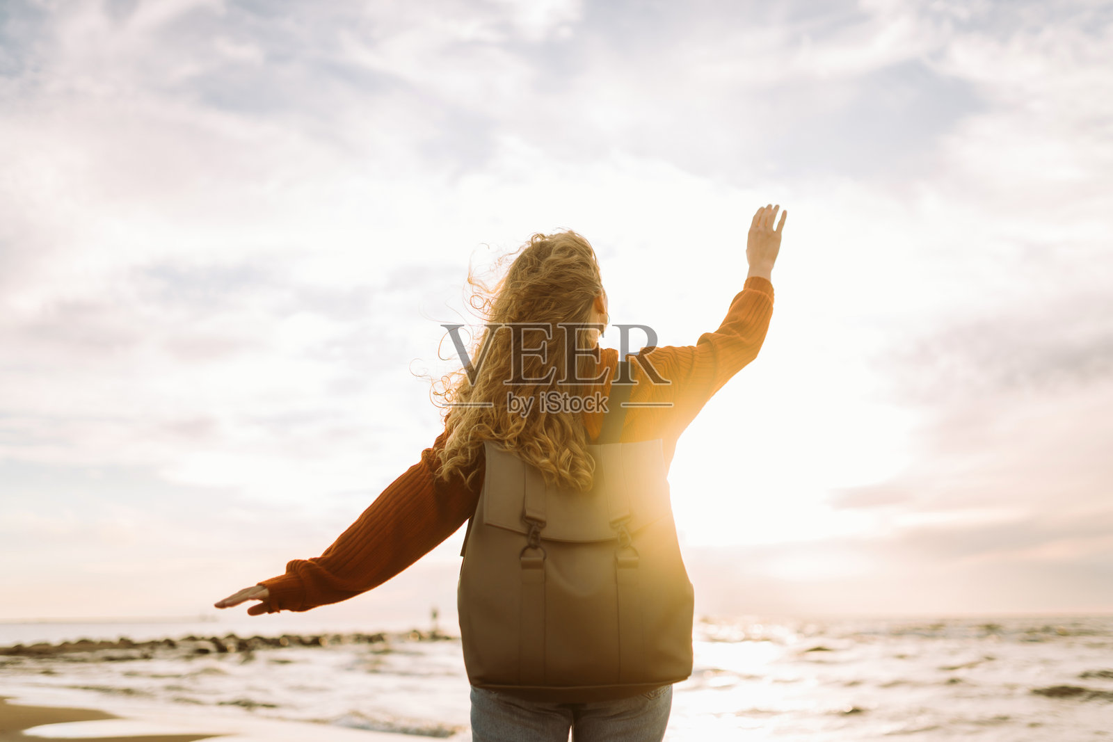 快乐的游客在鲜艳的红色灯塔附近散步,享受大自然。照片摄影图片