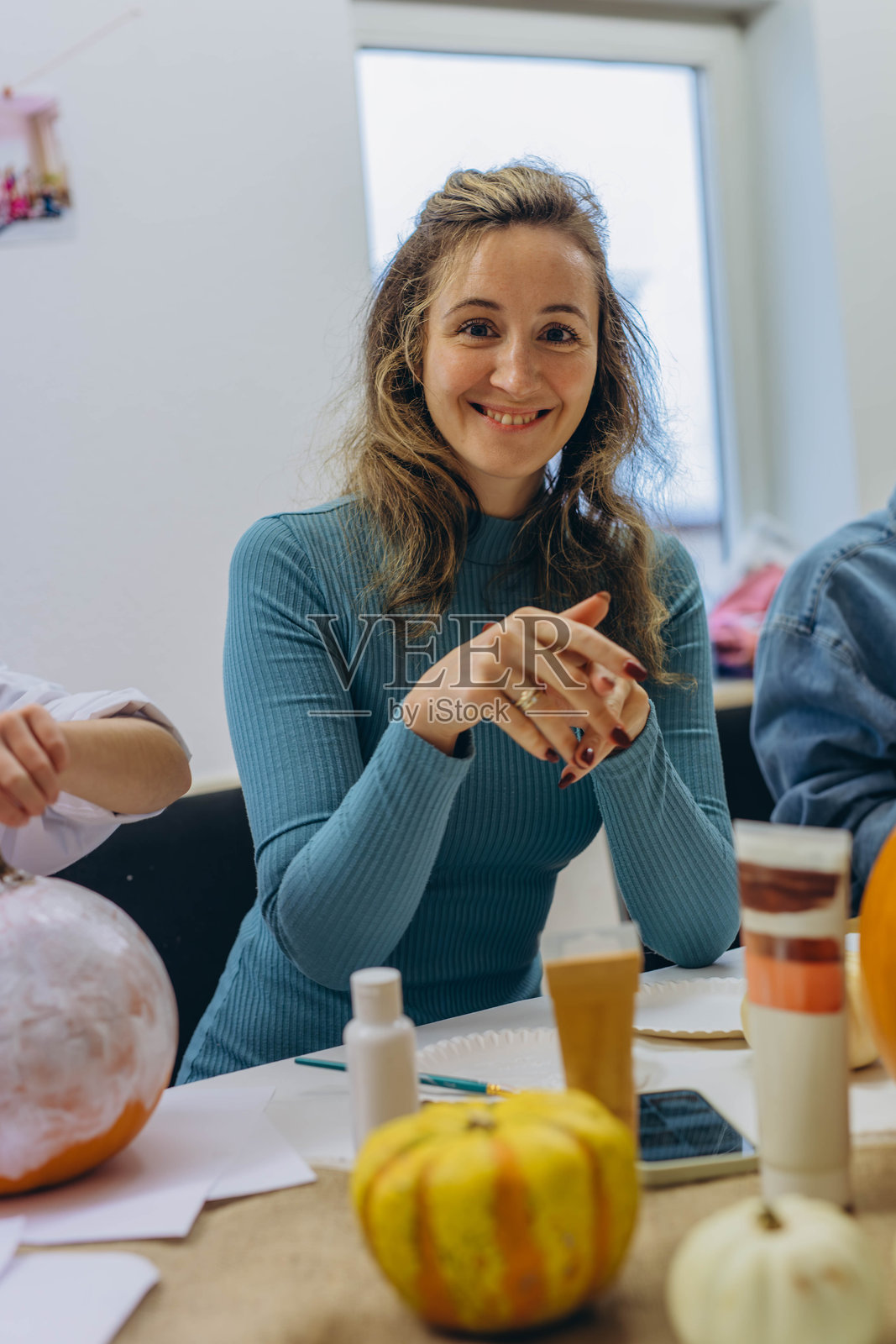 孩子们和大人们一起为万圣节绘制南瓜,享受有趣而富有创意的活动。照片摄影图片