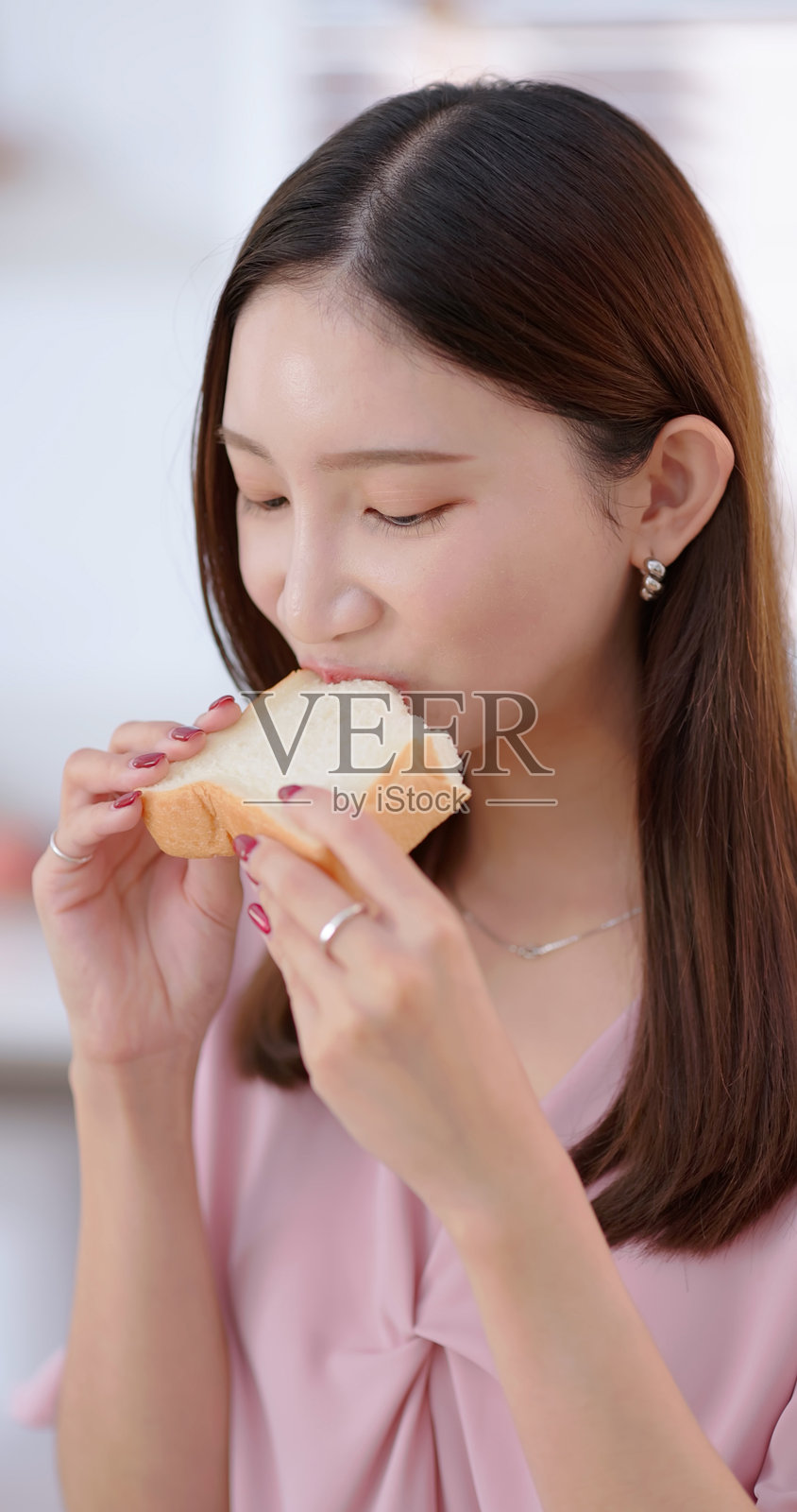 女人在家吃白吐司照片摄影图片